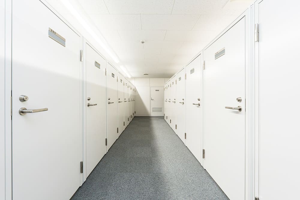 共有部_廊下。個室、ブース個室は施錠可能です。