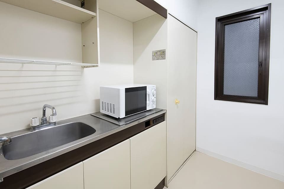 共有部_給湯室。シンク・電子レンジが利用可能です。