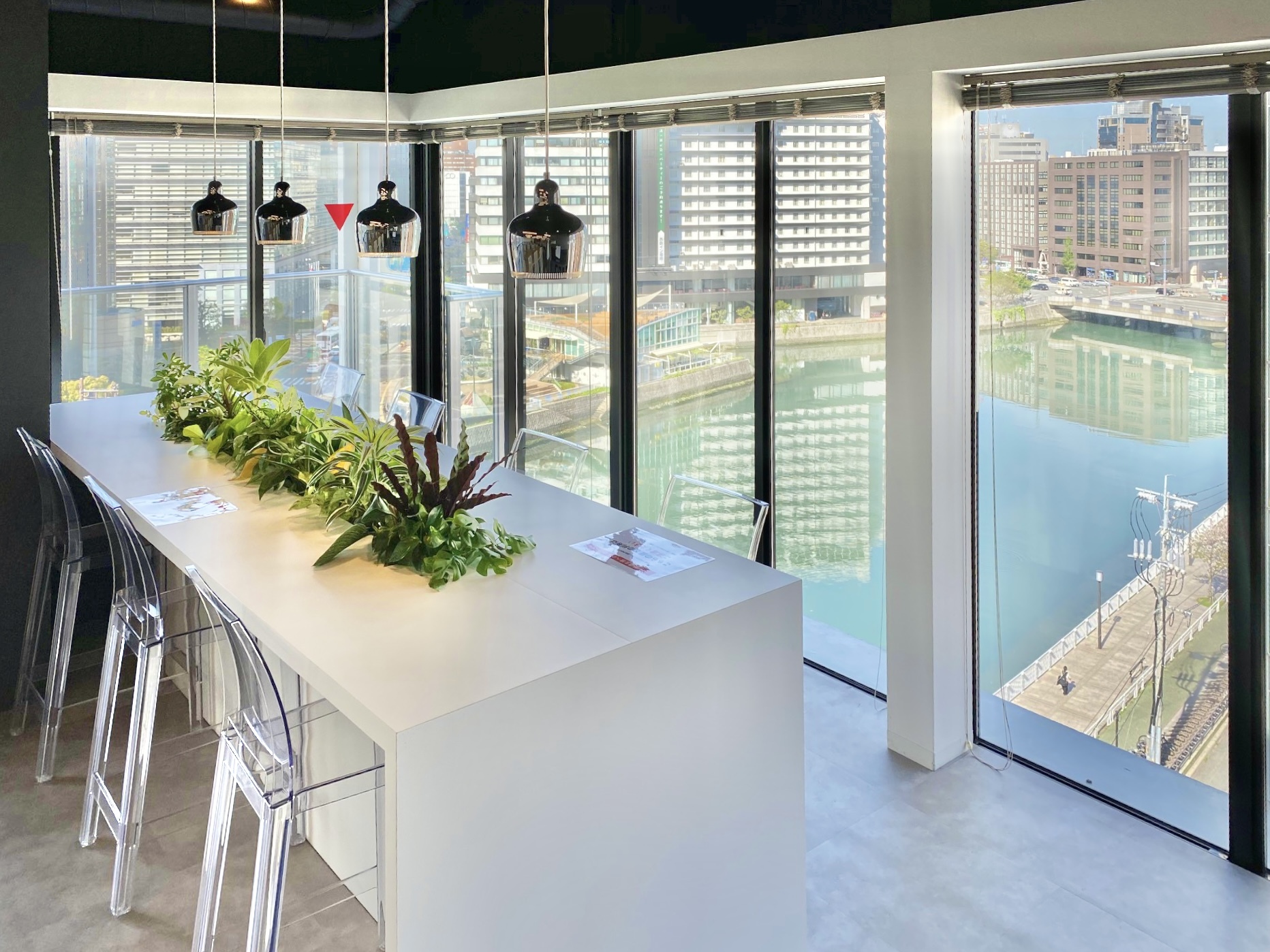 8F リフレッシュエリア｜休憩や気分転換にも使えるエリア。ウォーターサーバーやスナックを置けば、社員同士のコミュニケーションスペースにも。