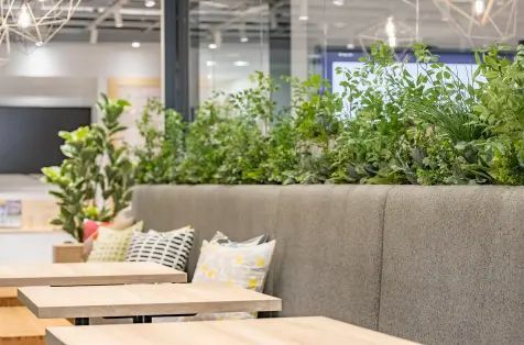 共有部_カフェブース。食事・通話・WEB会議OKの作業スペースです。※画像はイメージです。©bizcomfort