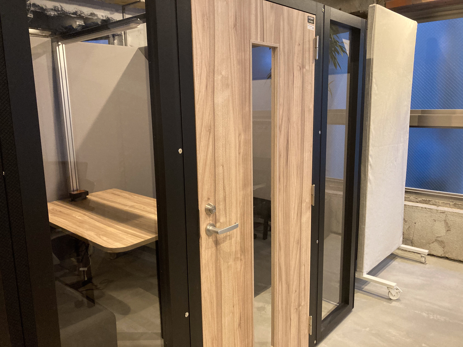 共有部_会議室(最大4名）。1時間/2200円～となっています。