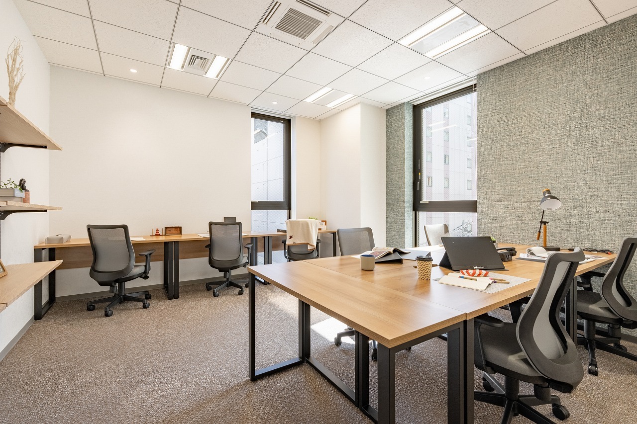 専有部_7名用個室。家具付きです。©bizcomfort