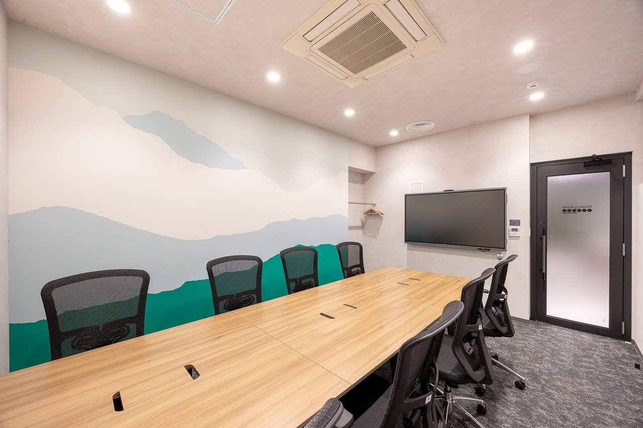 カメラ・マイク・スピーカー・タッチパネルを備えたオールインワンタイプの65インチのミーティングボード（MAXHUB）を設置。