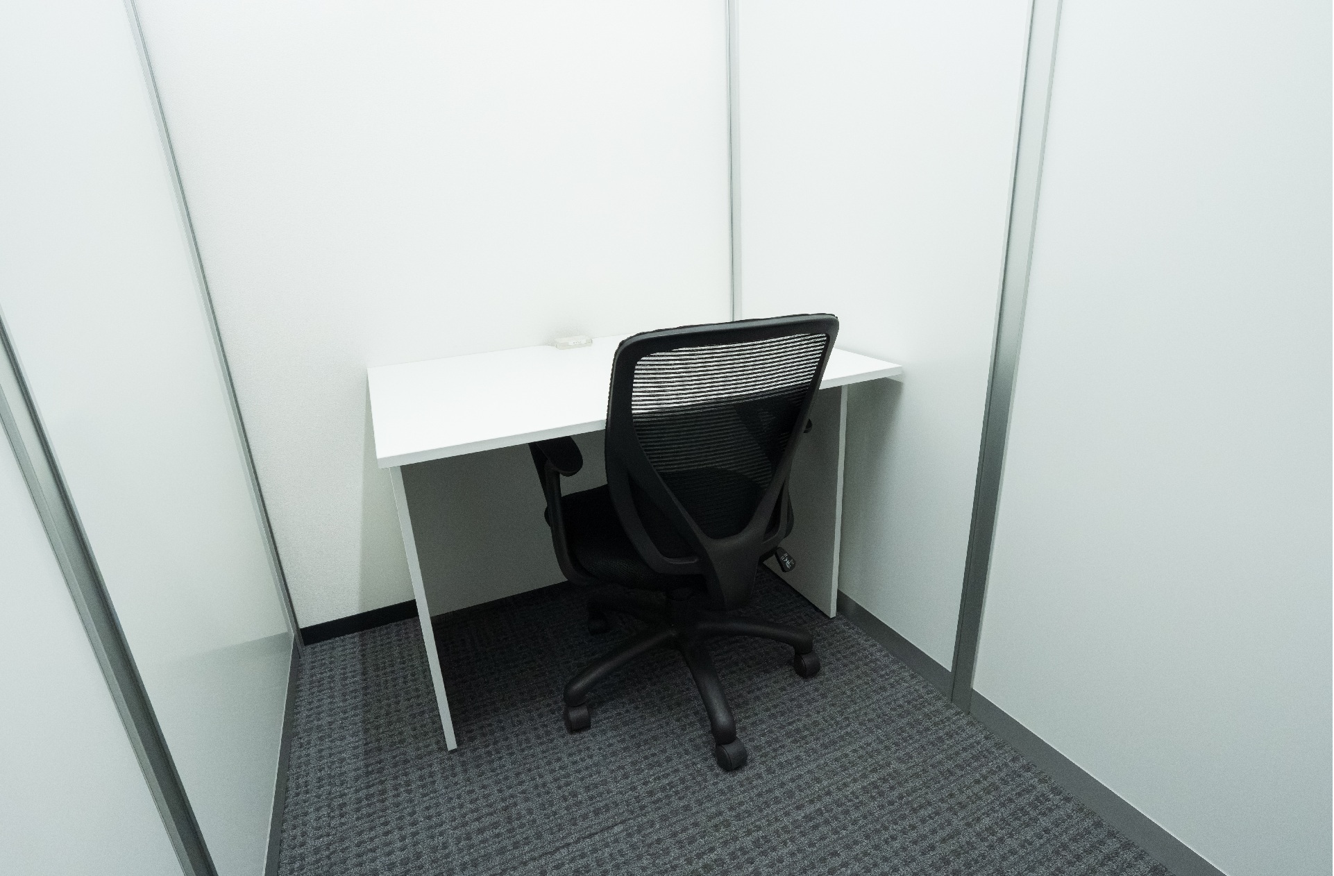 個室_ネット環境_家具の準備が揃った利便性の高い個室です_