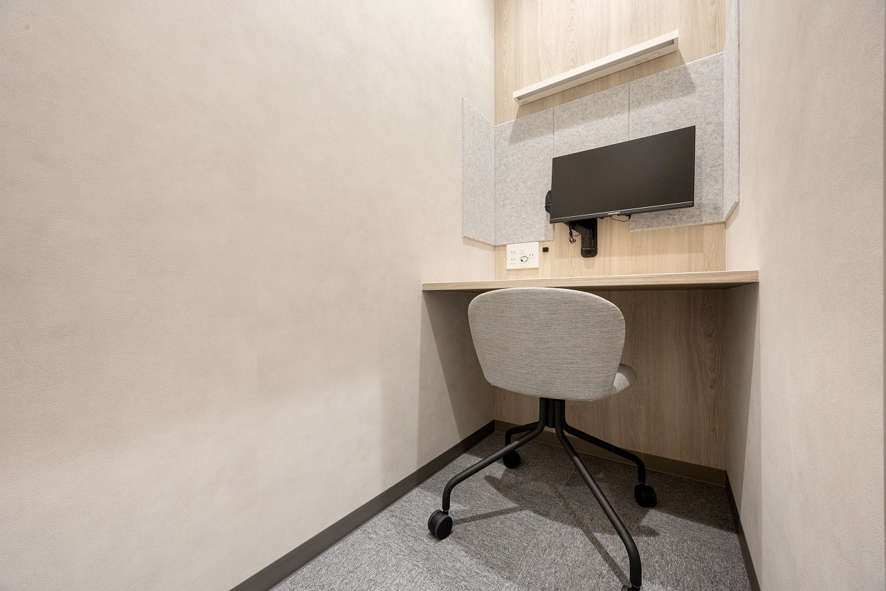 テレフォンブース/オープンスペースでのWEB会議に抵抗がある方や、面接・面談などの重要な場面にも安心できます©bizcomfort