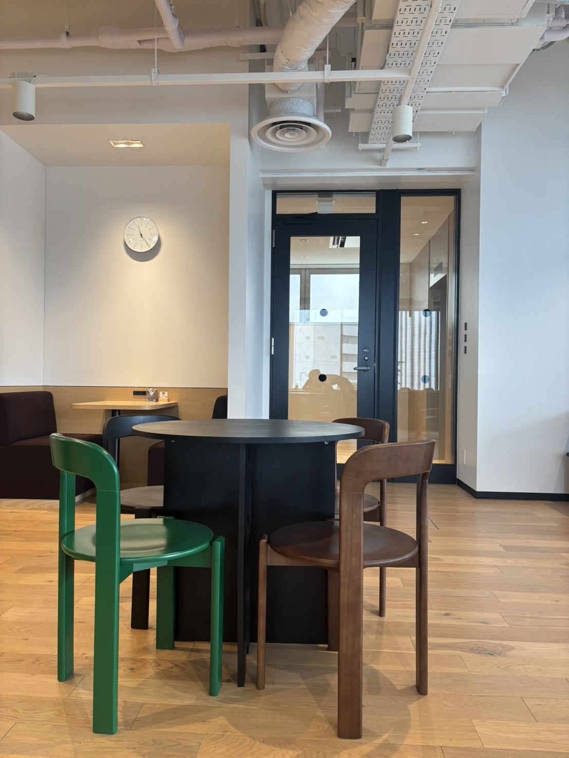 共有部_フリースペース。気分転換や来客対応などにも利用可能です。