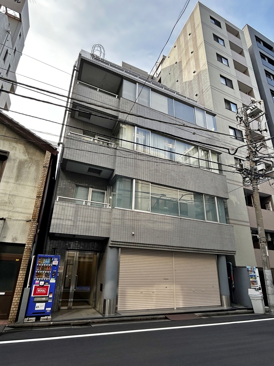 外観_八丁堀駅から徒歩6分に位置しています。