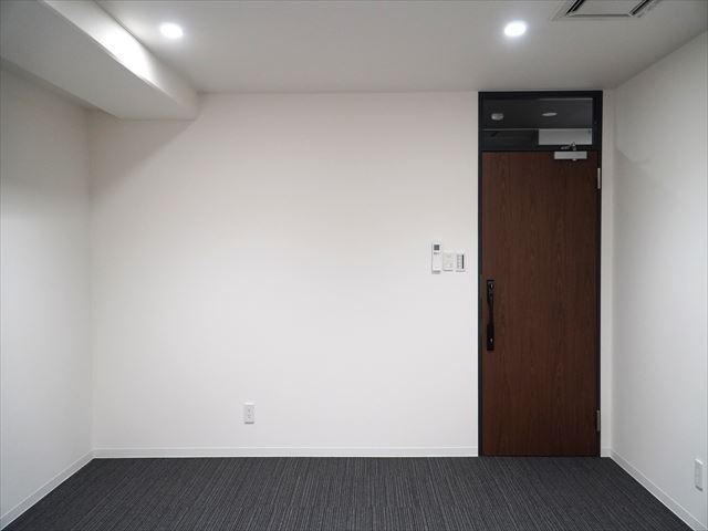 4名用個室。電話、075のローカル番号の利用が可能です。