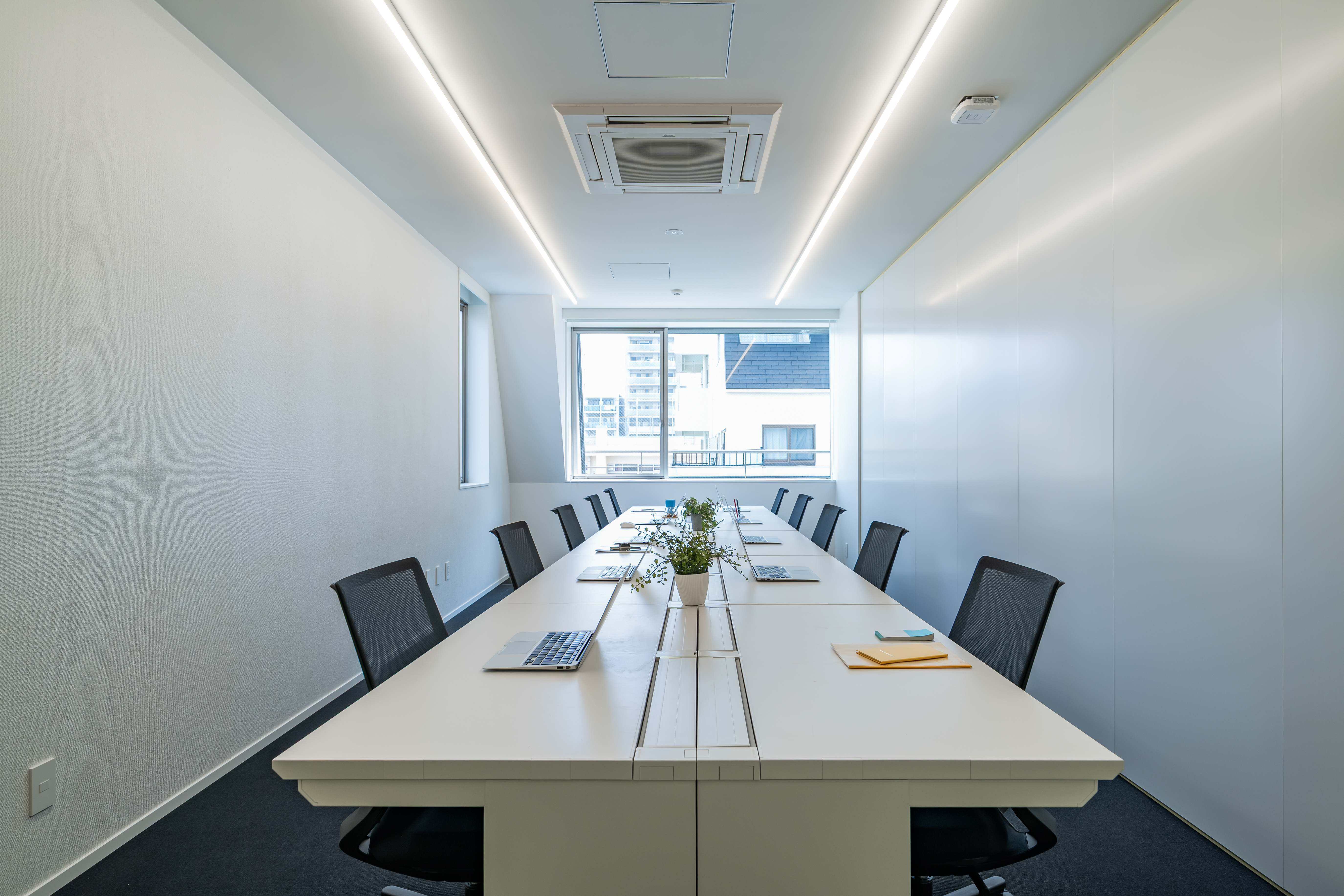 専有部_個室。家具、インターネット環境完備です。