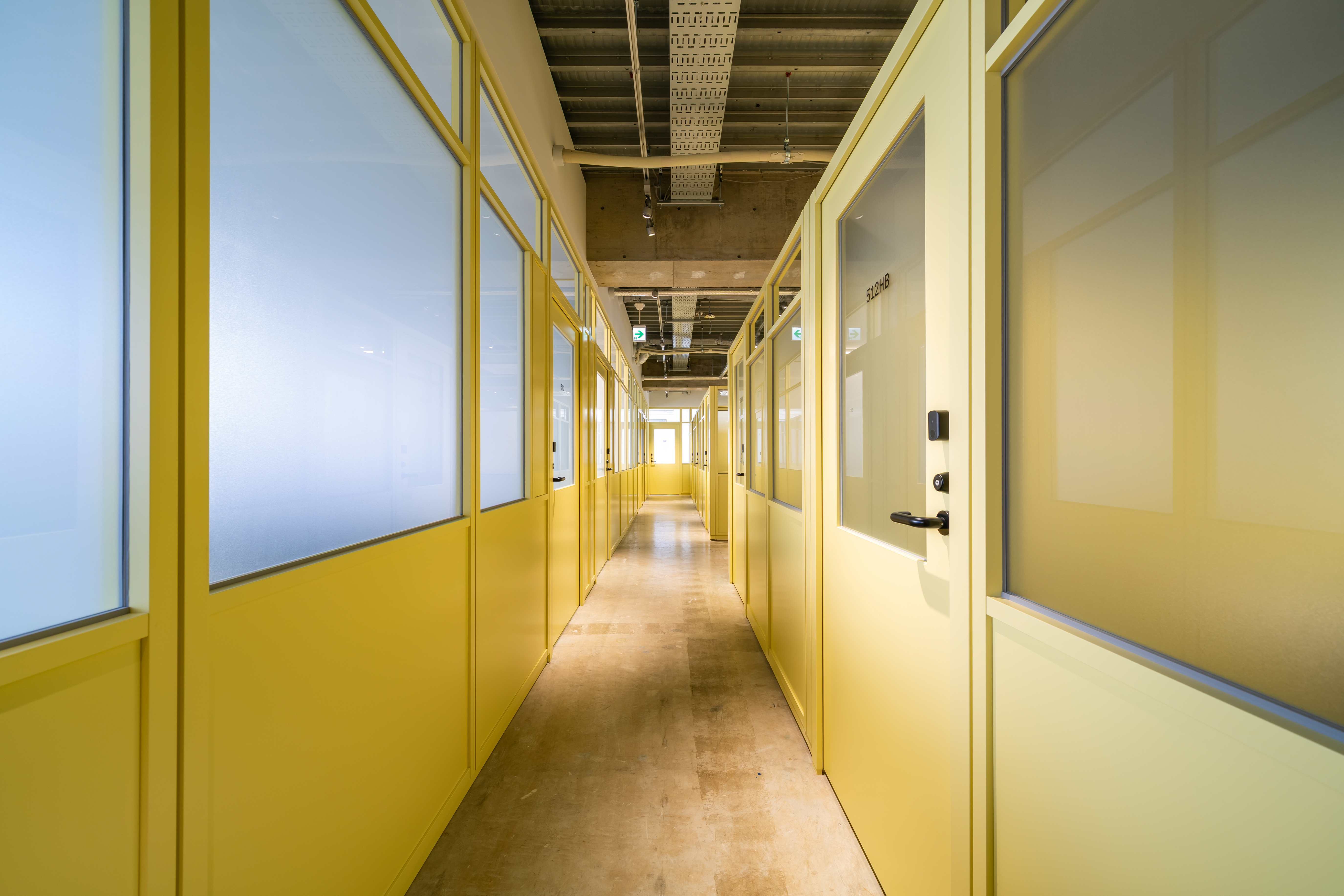 専有部_個室。家具、インターネット環境完備です。