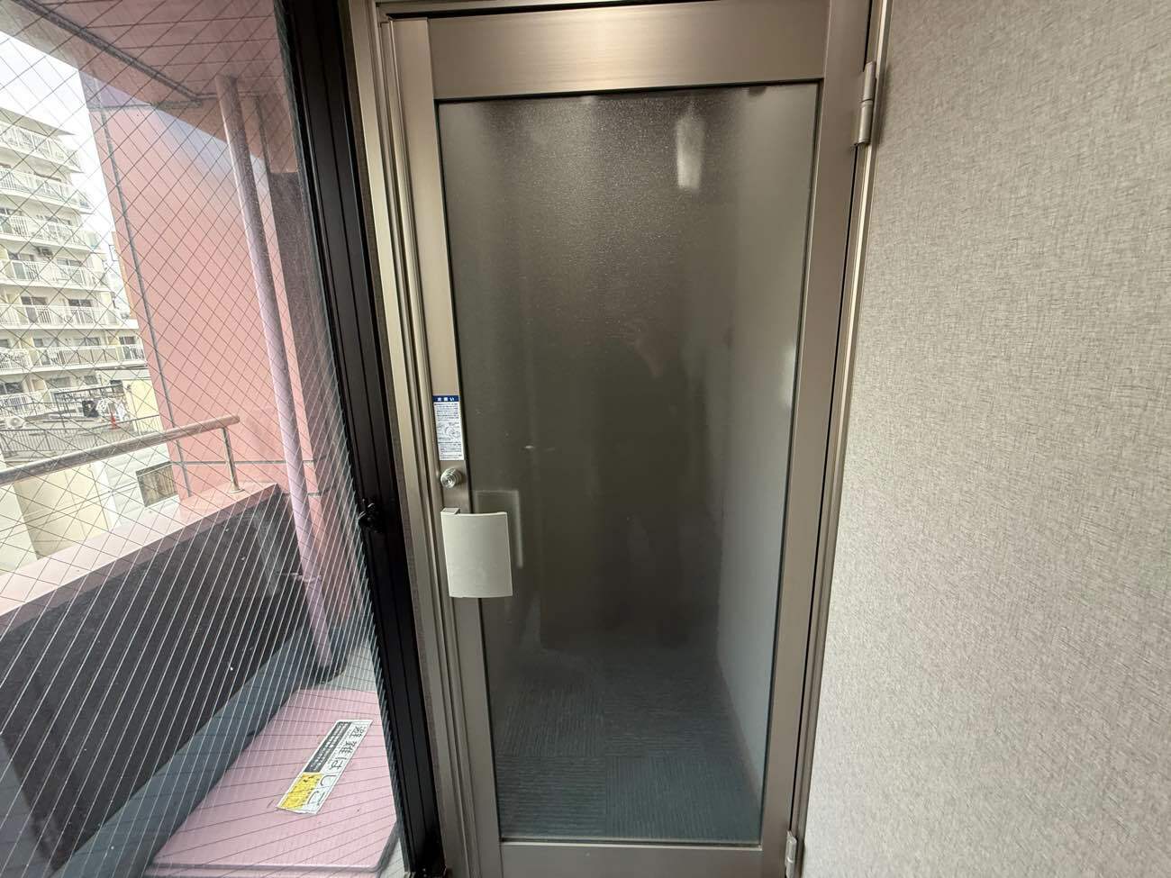 共有部_フォンブース。電話の際に利用できるブースもあります。