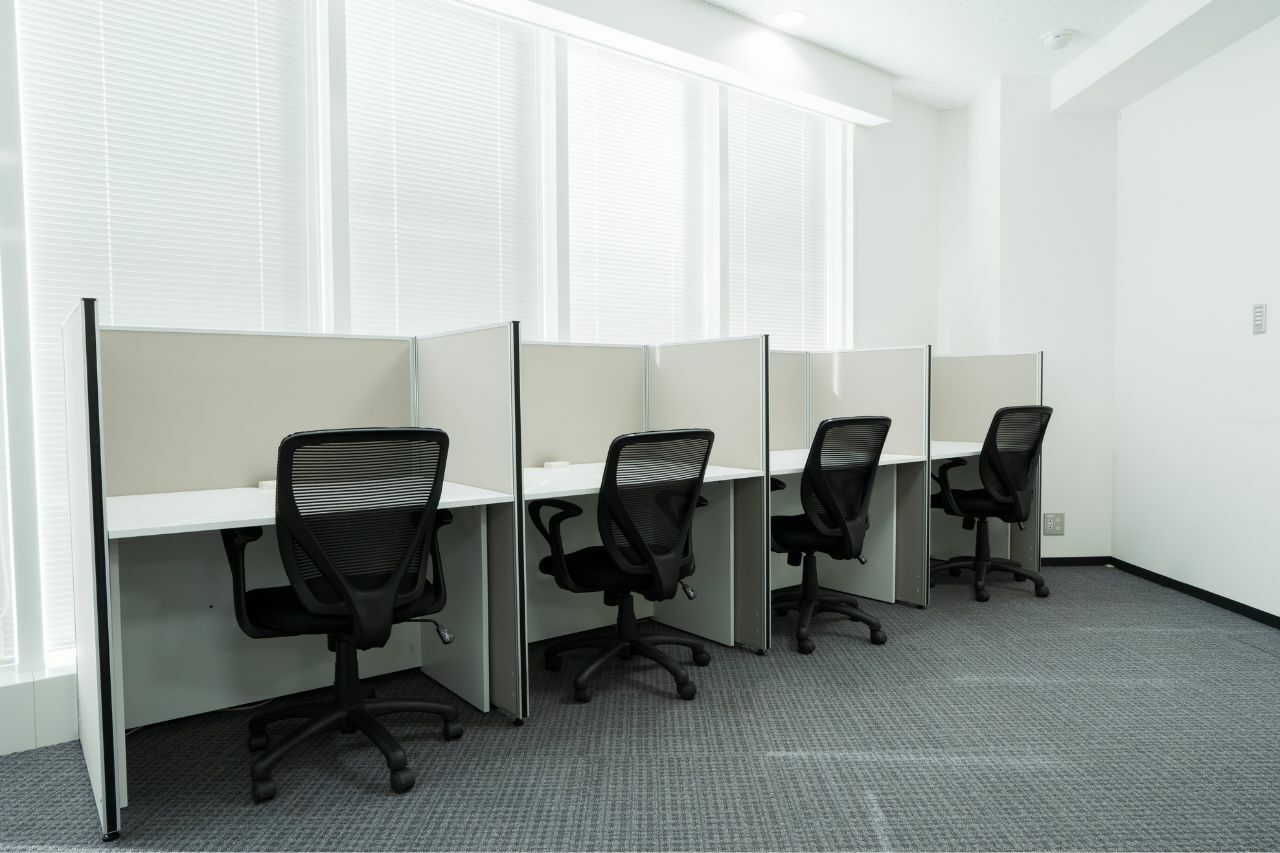 共用部_フリーデスク。私語、電話可能。