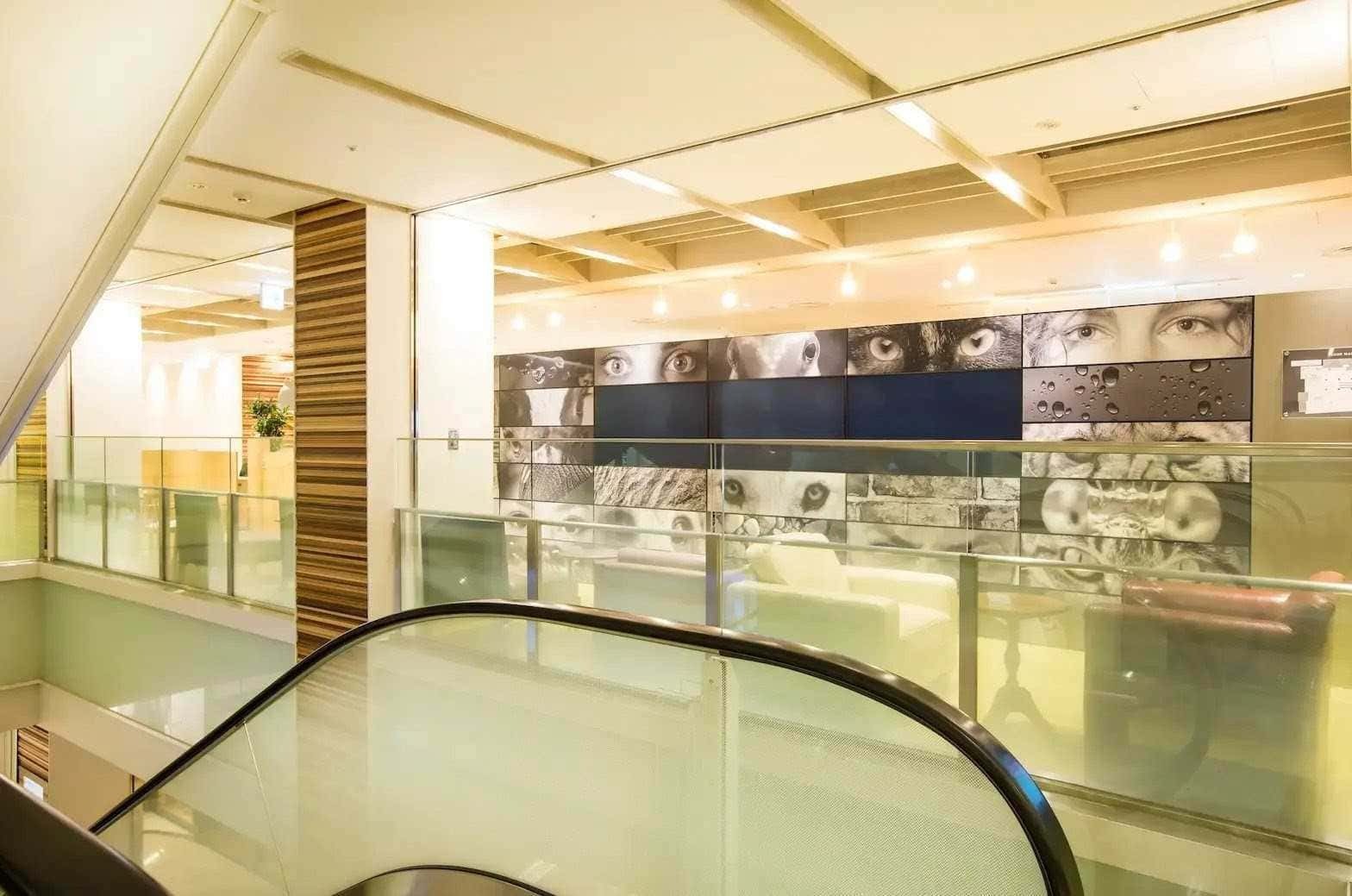 エントランス_エスカレータのすぐそばにあるので大変視認性が高いです