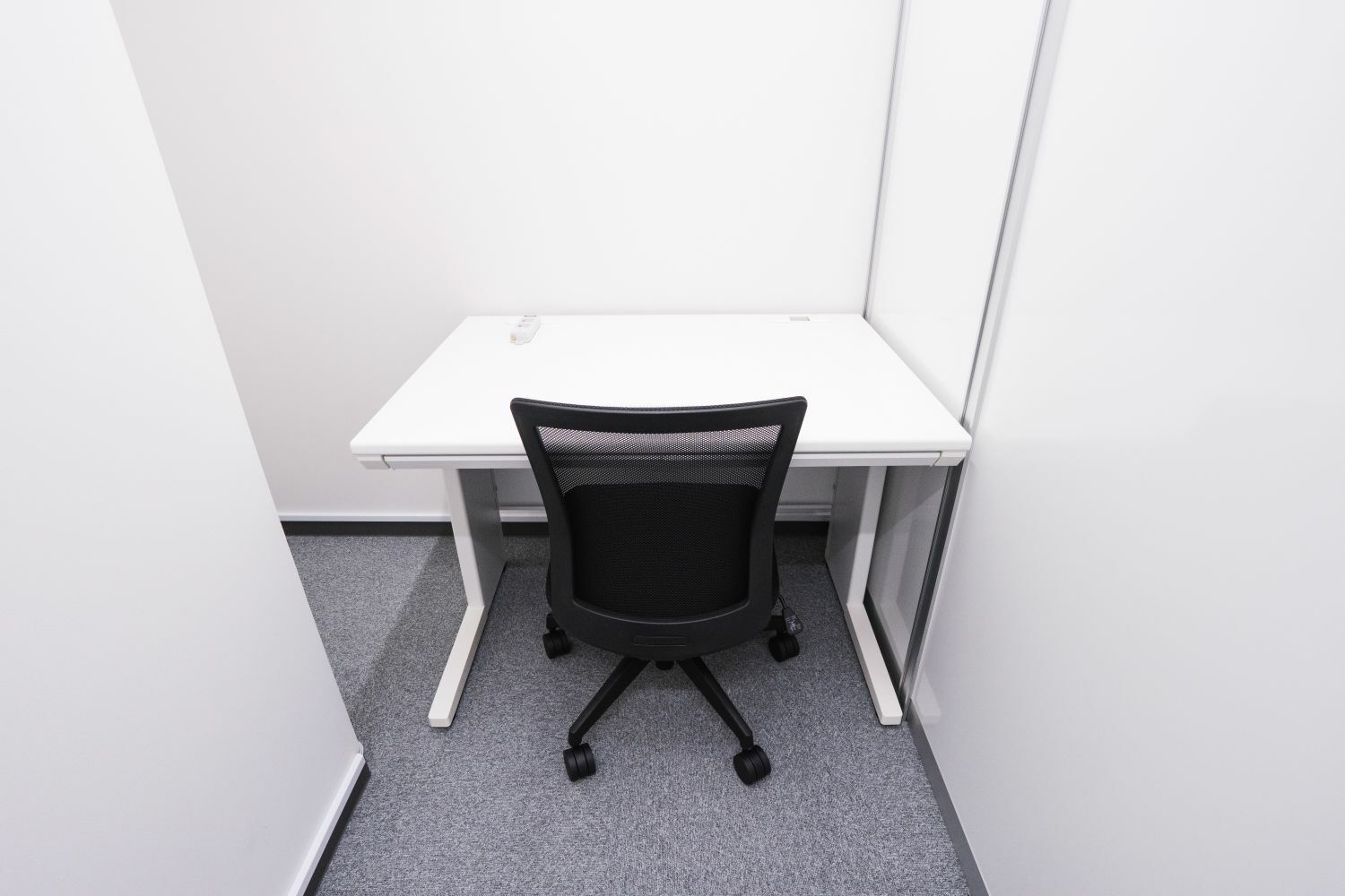 専有部_個室。家具、インターネット環境完備です。