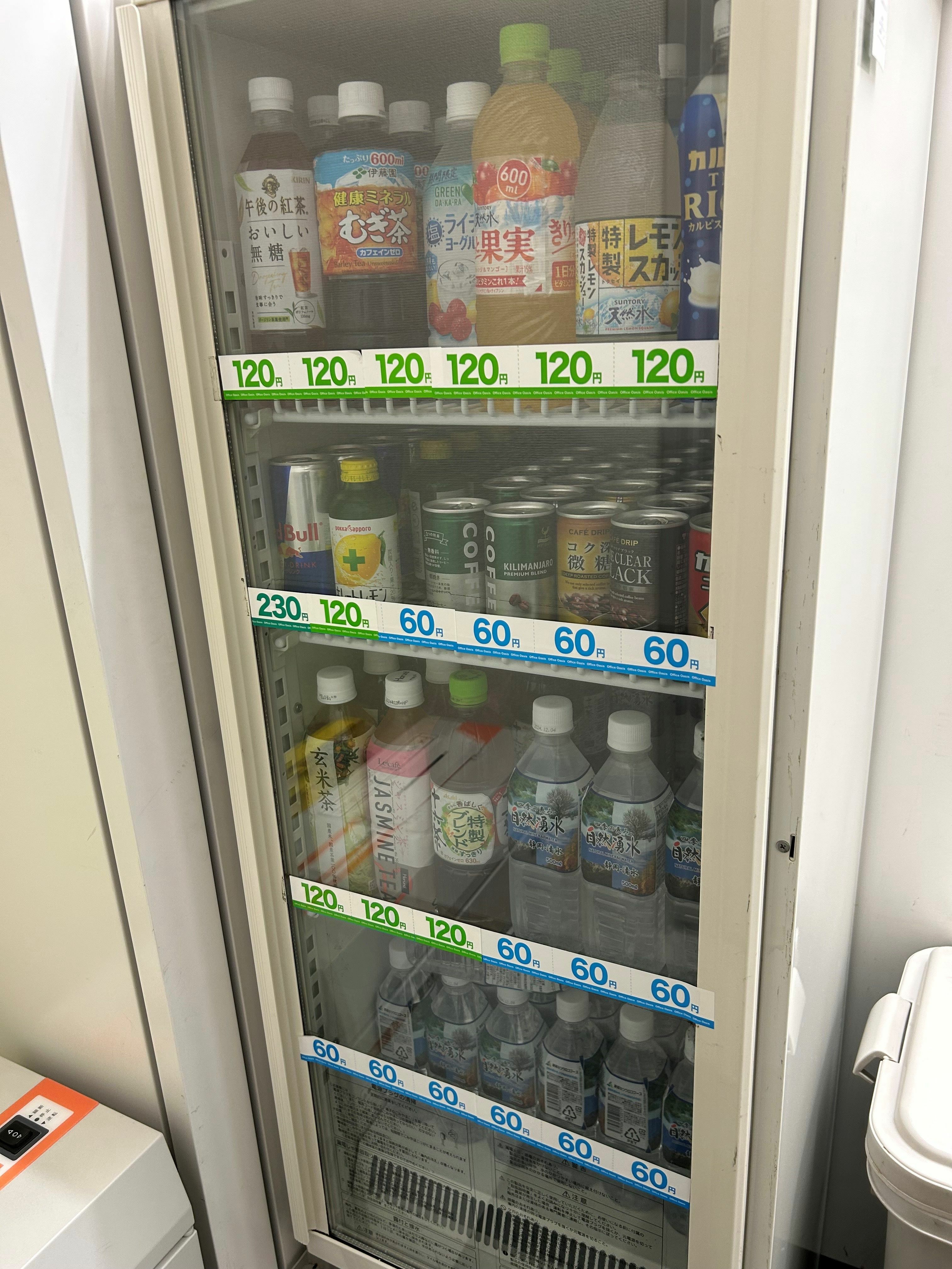 オフィス内_オフィスオアシスのドリンクやお菓子の販売、ドリップコーヒーの販売もオフィス内に！