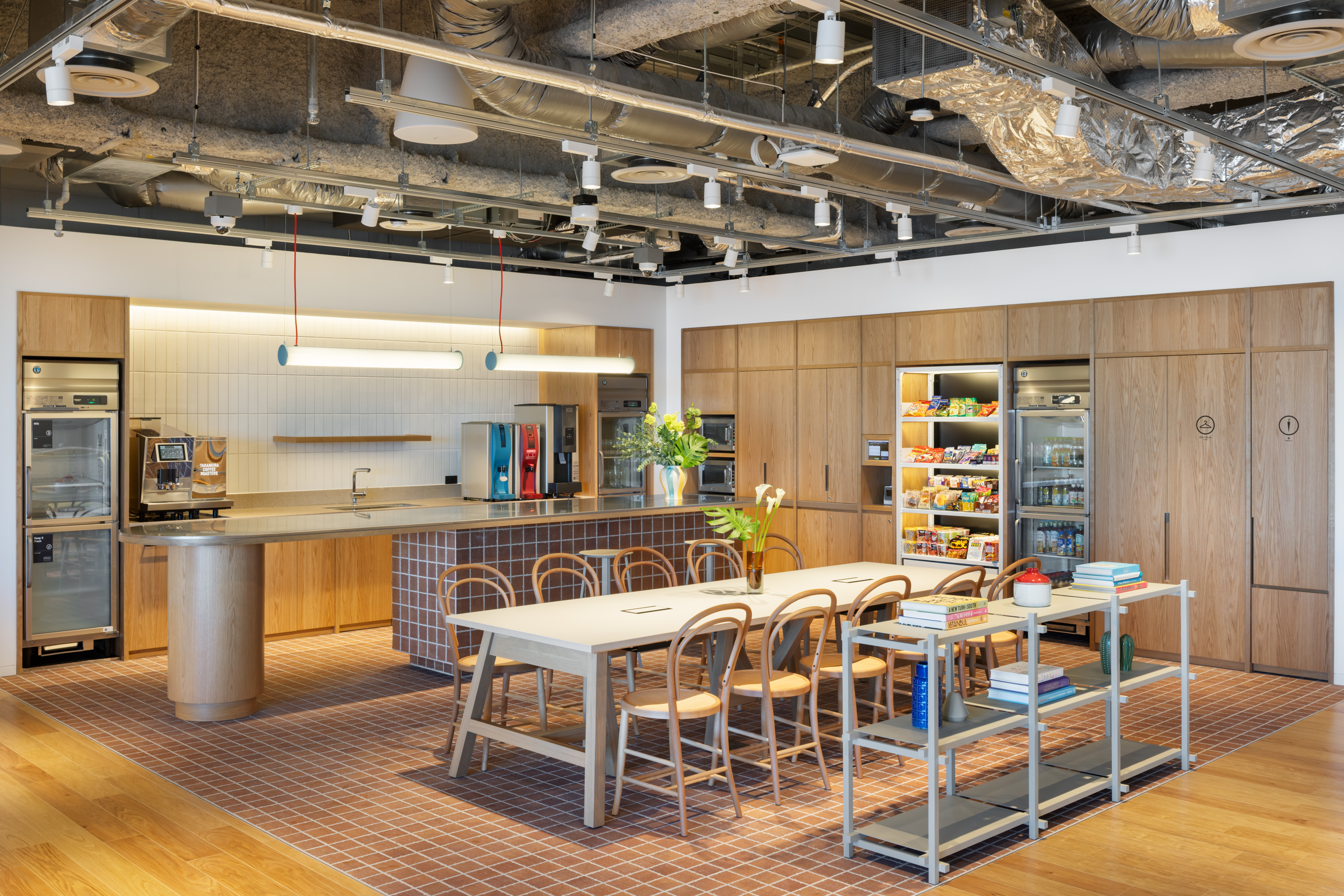 共有部_パントリー。水やコーヒーだけでなく、多様なドリンクを無料で提供しています。© WeWork