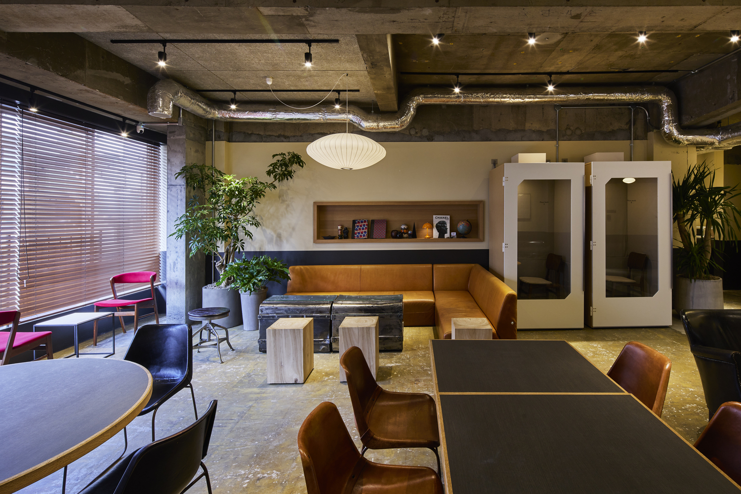 共有部_ラウンジ。フォンブースが設置されています。