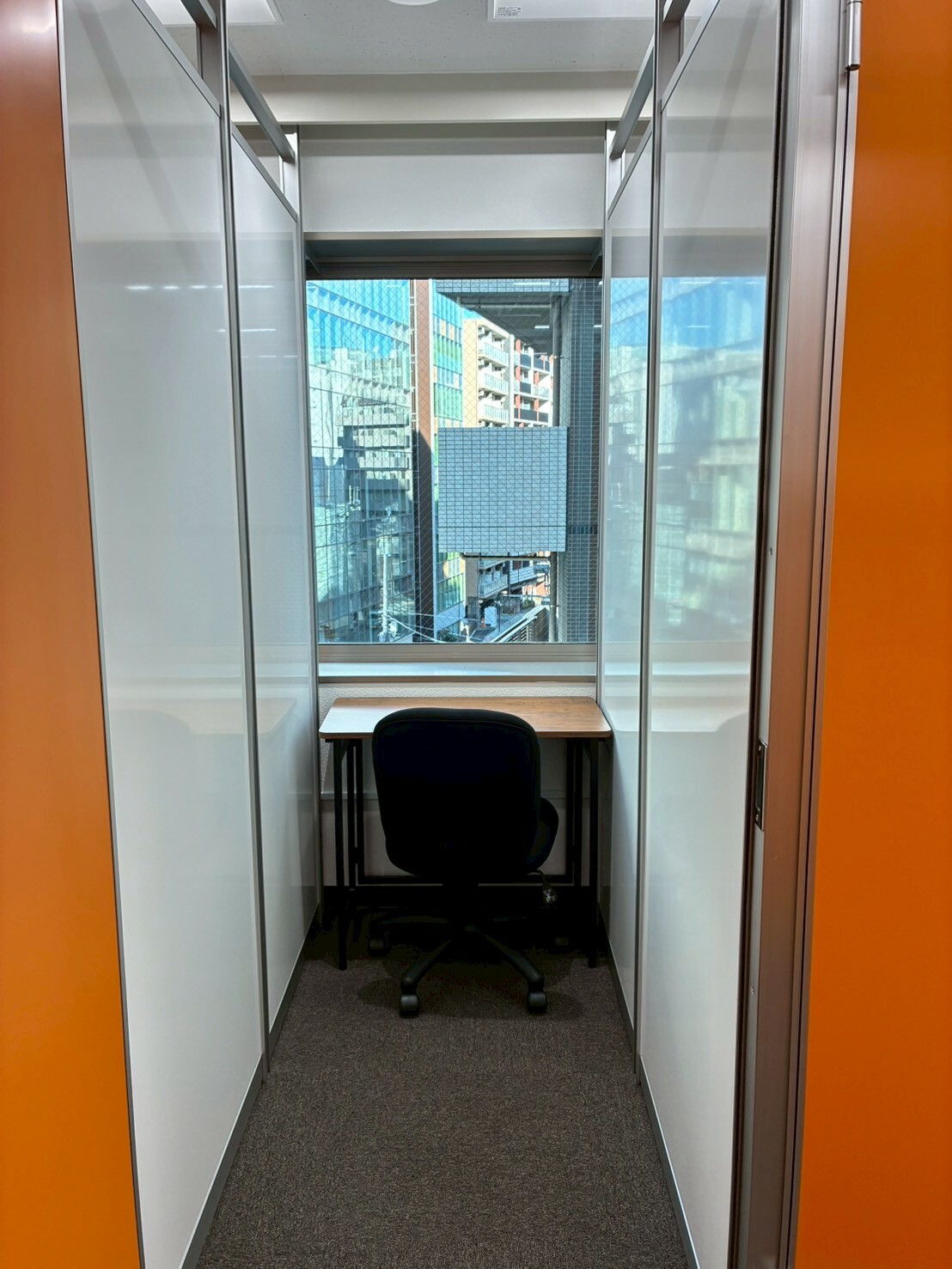 専有部_個室。家具、インターネット環境完備です。