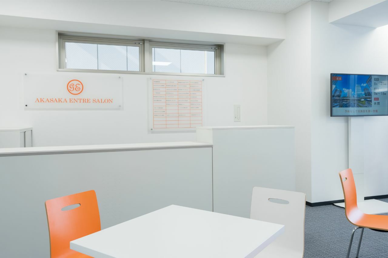 受付_ビル3階にオフィスがあり、受付ではスタッフが迎えてくれます。