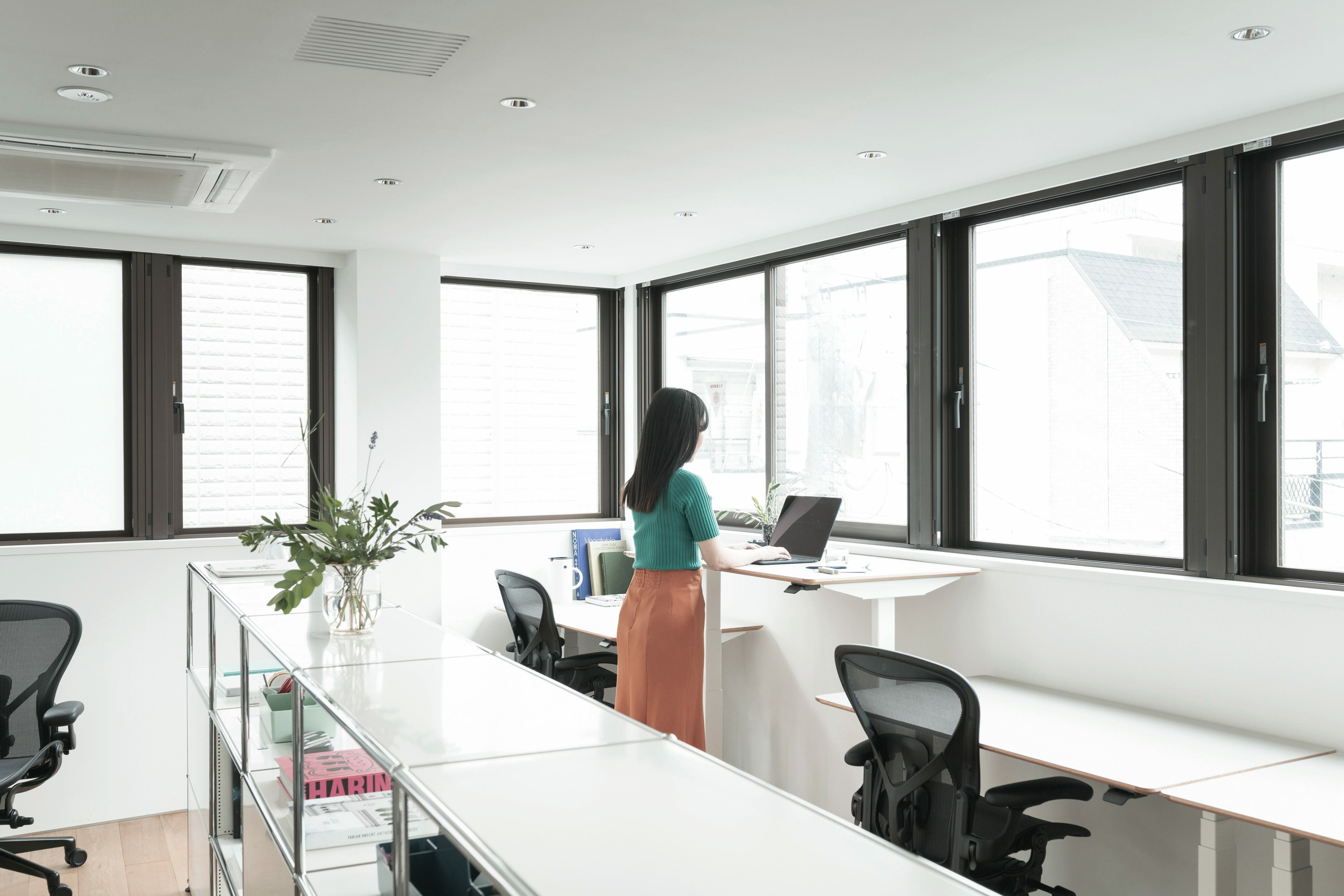 【専有部】全個室にオーダーメイドの昇降式デスク完備