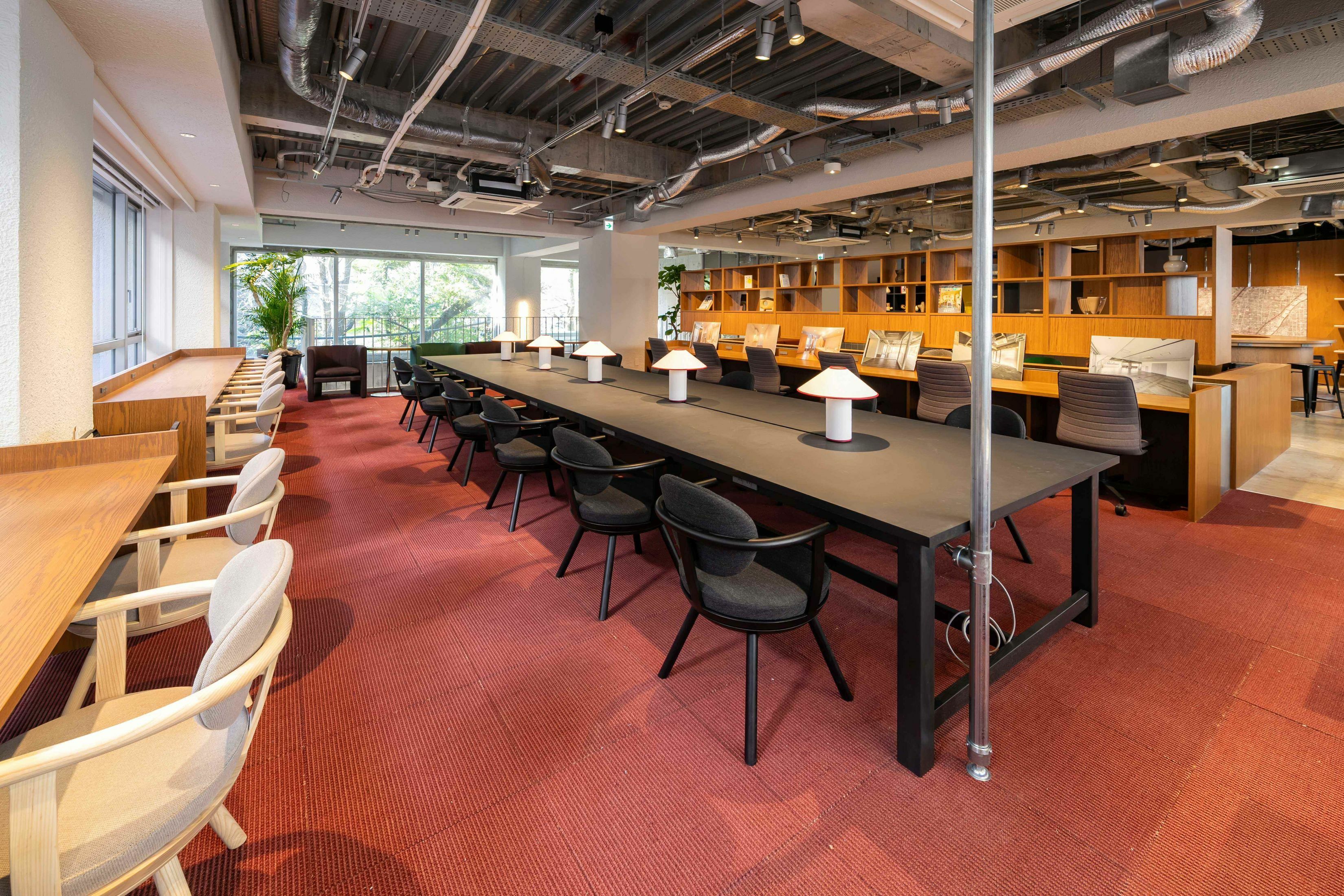 共有部_フリーデスク。自由な席で作業可能です。