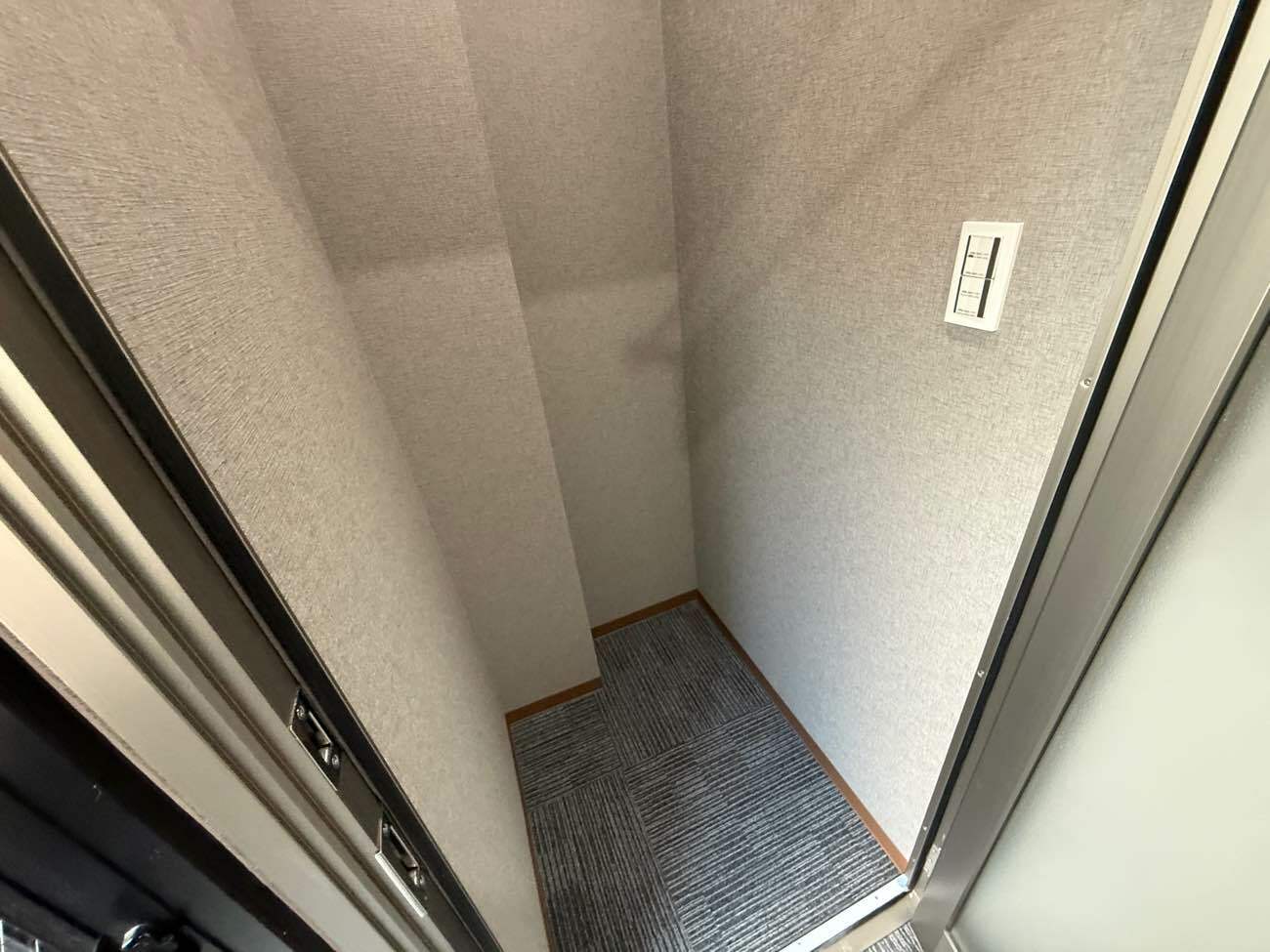 共有部_フォンブース。電話の際に利用できるブースもあります。