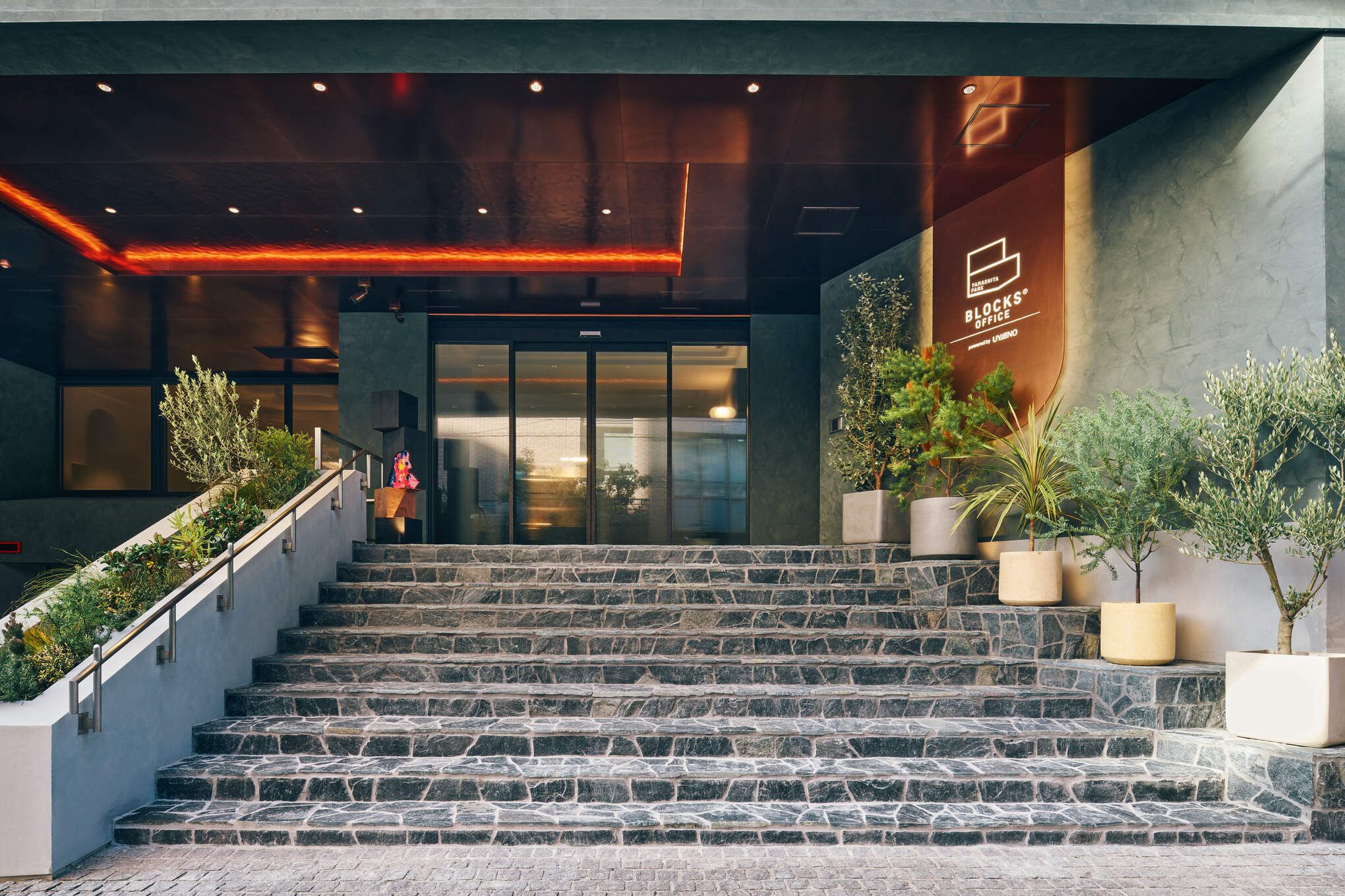 外観_元町・中華街駅から徒歩6分に位置しています。