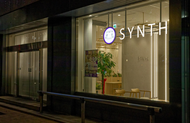 外観 夜は照明が付き、雰囲気も昼と変わります。