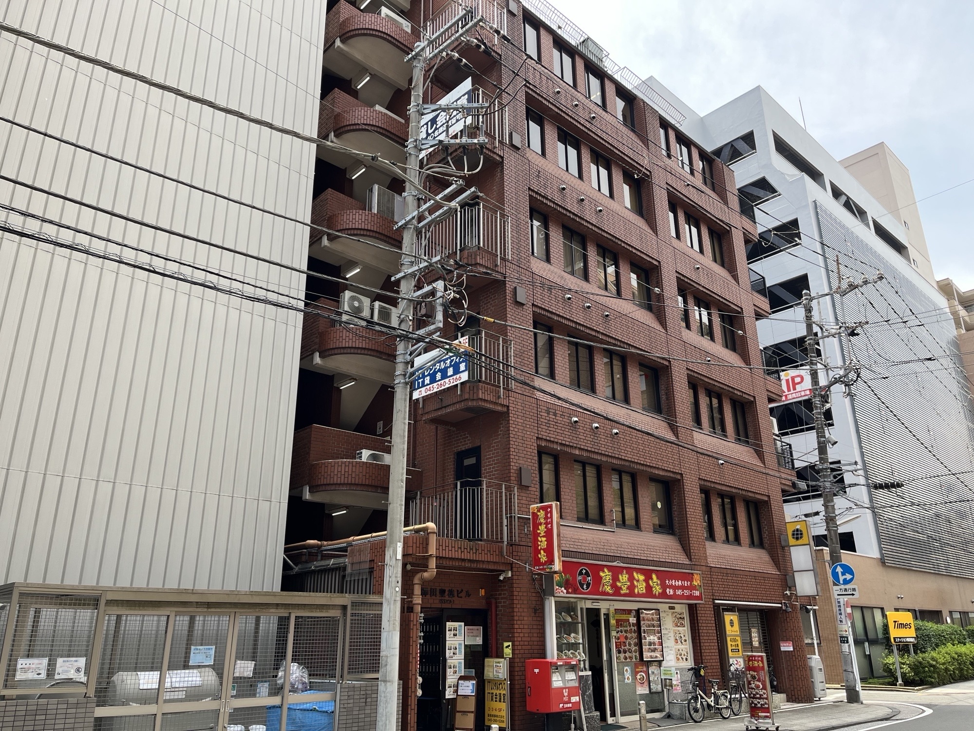 レンガ張りのノスタルジックな建物です