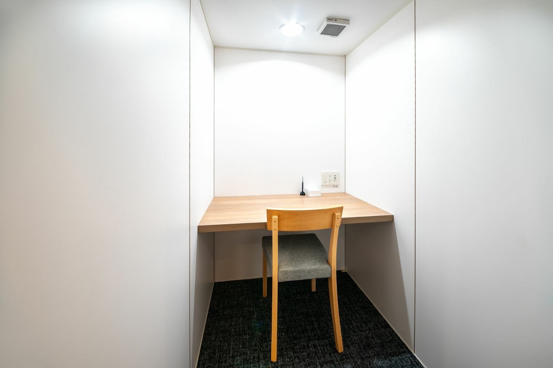 8階WEBブース(小)。ちょっとしたWEB会議などにお使いいただけます。