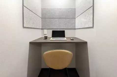 共有部_テレフォンブース。WEB会議や面接の際に便利です。※画像はイメージです。©bizcomfort