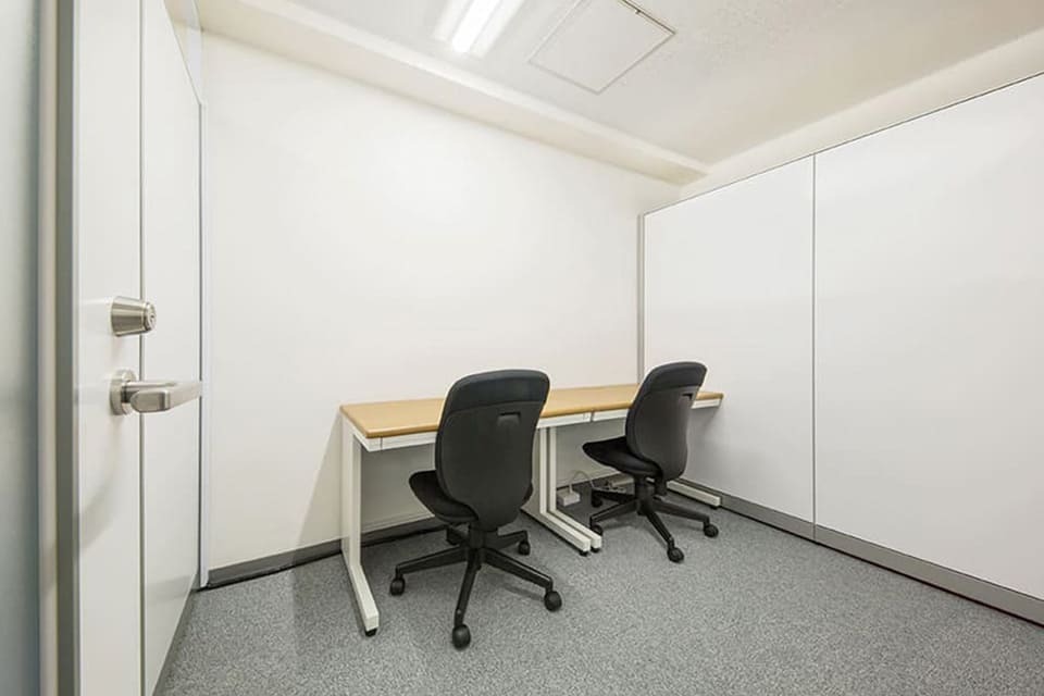 専有部_個室。家具付き、インターネット環境を完備しています。