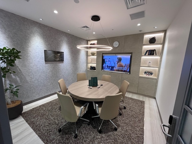 共用部_会議室。会議、面接、取材、セミナーなど様々なシーンで活用できます。※画像はイメージです。©Regus