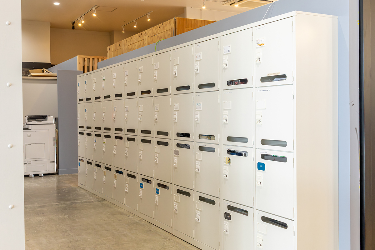 占有ロッカー_デスクプランをご利用のお客様には、専用ロッカーをご利用いただけます。 荷物を置いて帰れるほか、郵便受け付きのため郵便物の受け取りも可能です。