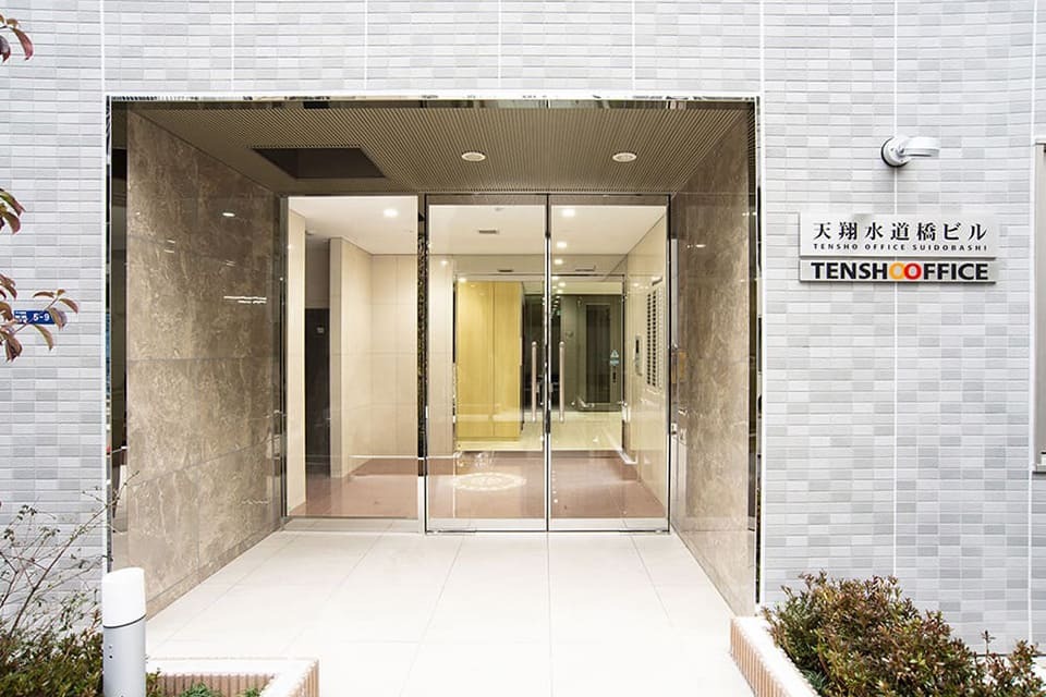 外観_エントランス。大久保駅から徒歩5分に位置しています。※画像はイメージです。