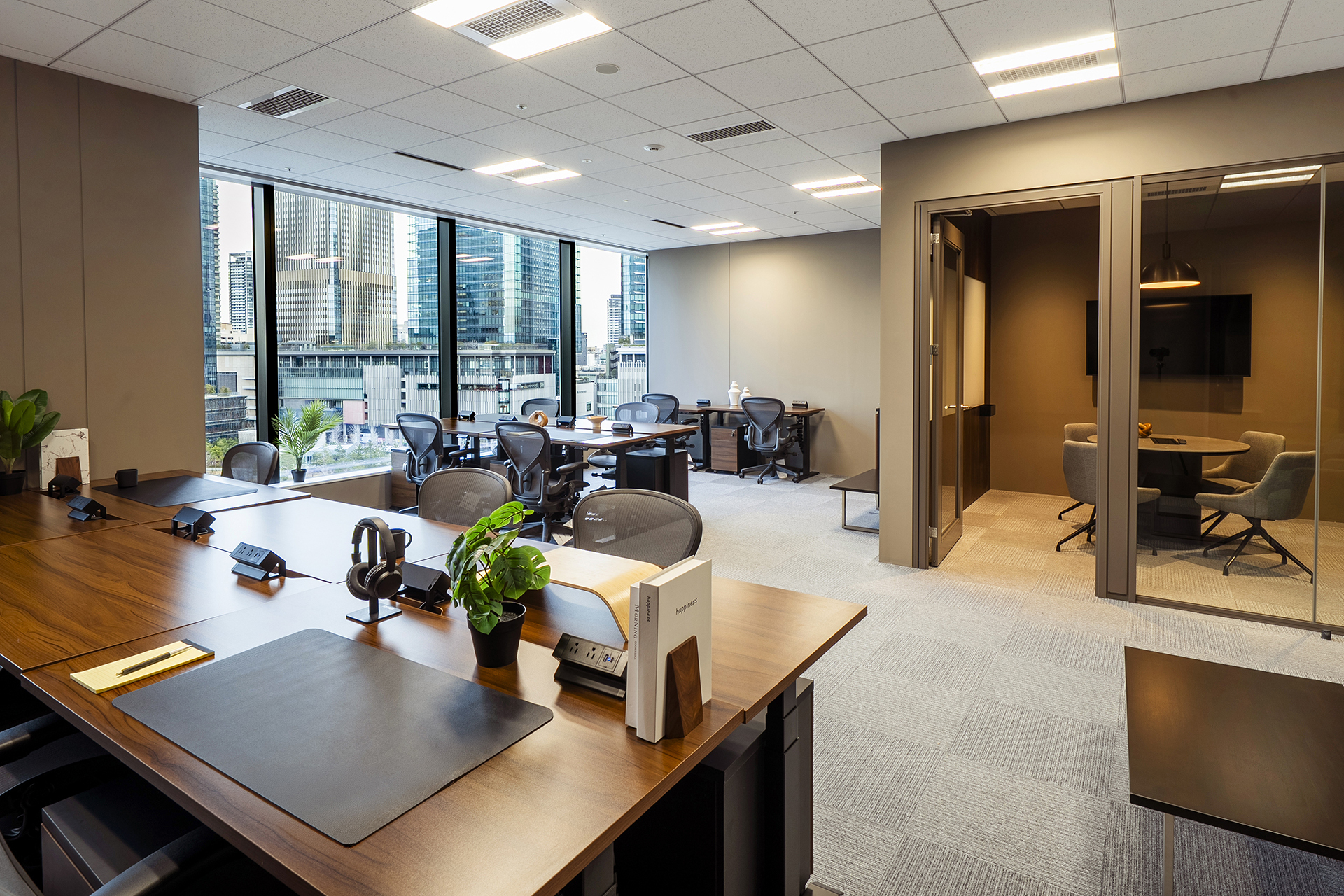 専有部_個室_専用会議室やフォーンブース付きの大型オフィススペース