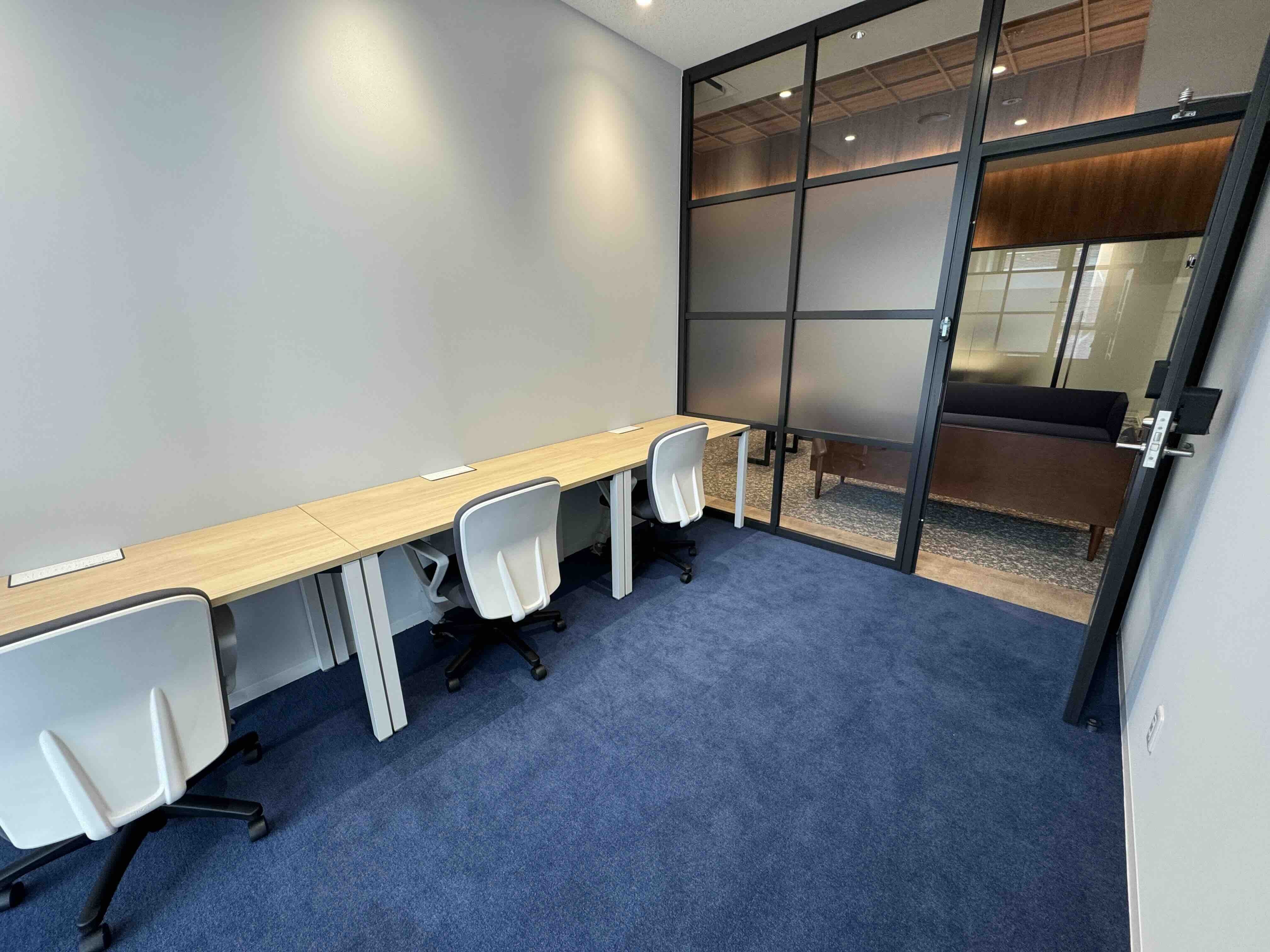 304号室（3名オフィス）広さも充分です