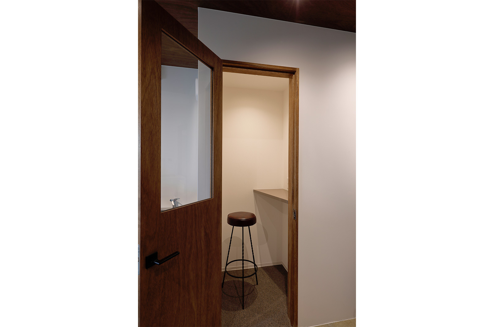 共有部_フォンブース。WEBミーティングに最適なブースもあります。