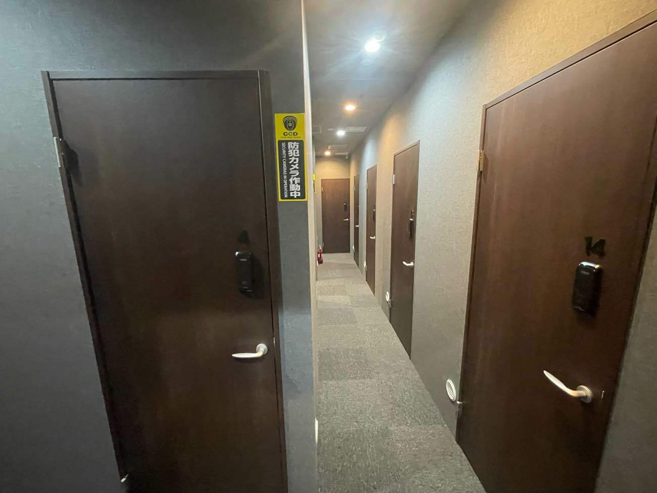 共有部_廊下。個室オフィスは施錠可能となっています。