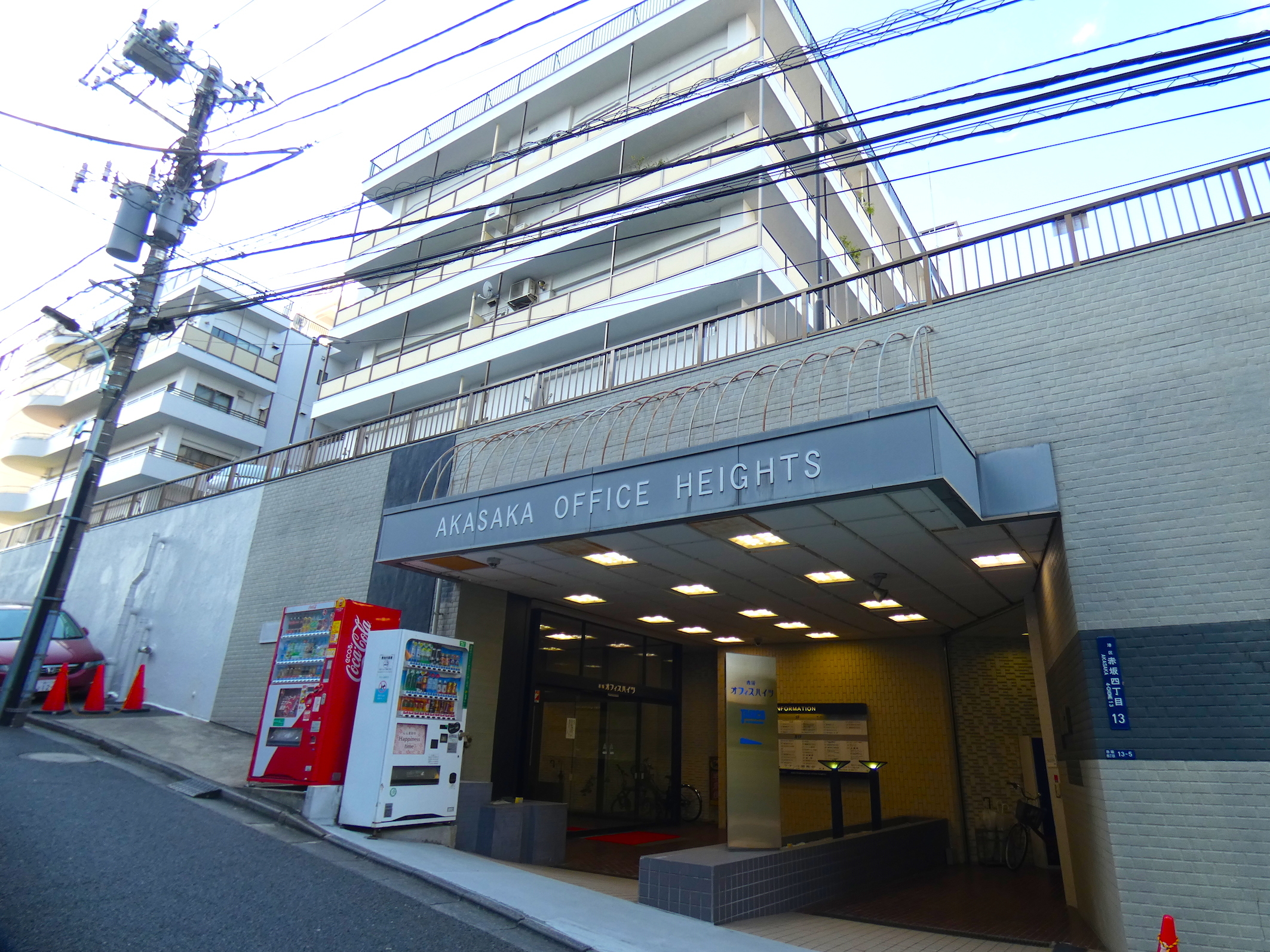 外観_シンプルな外観のオフィスビルです