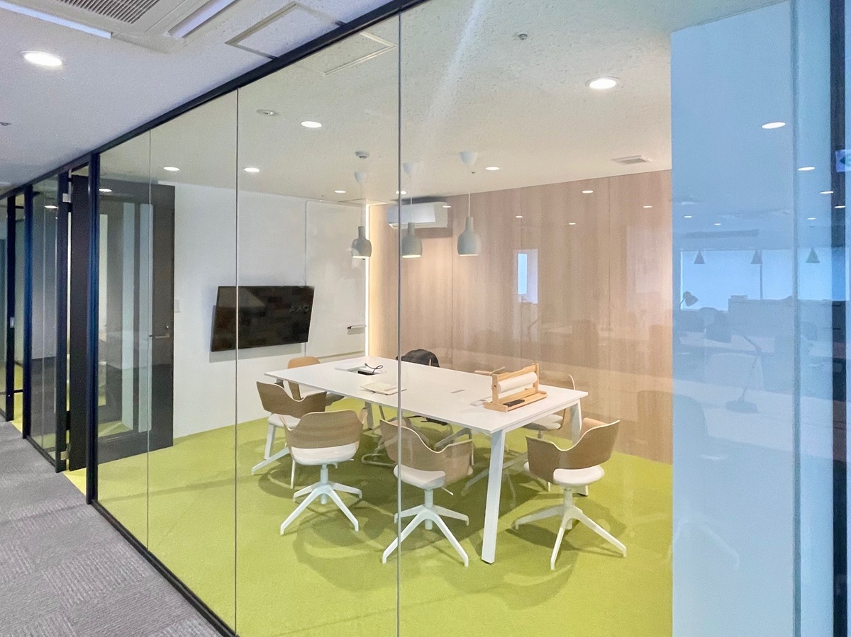 オフィス内_プライバシーを確保しつつ開放感のあるデザイン。商談や少人数のMTGに最適です。
