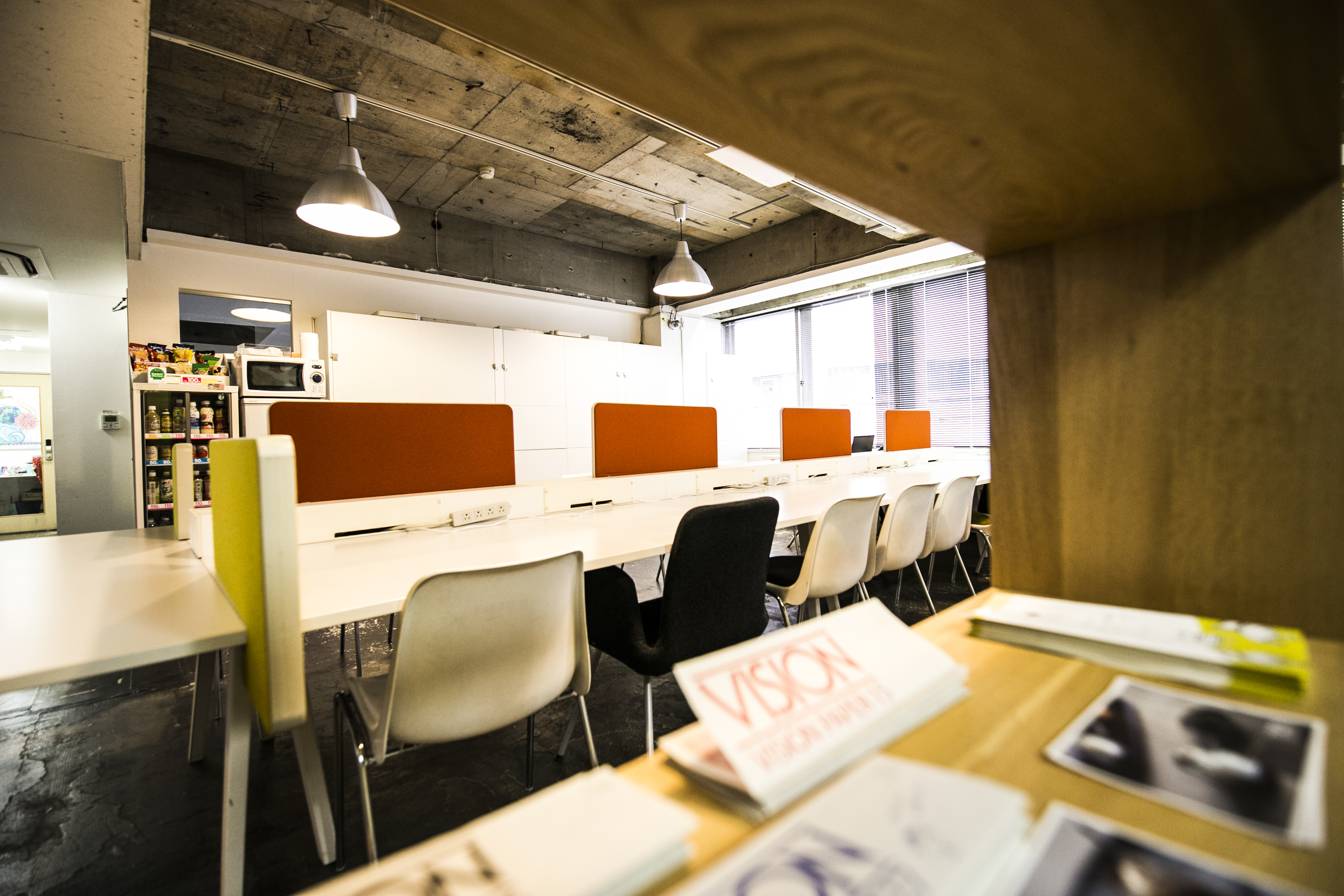 フリーデスク_3階のフリーデスクのスペースです。各座席にコンセントがあり快適に作業をすることができます。