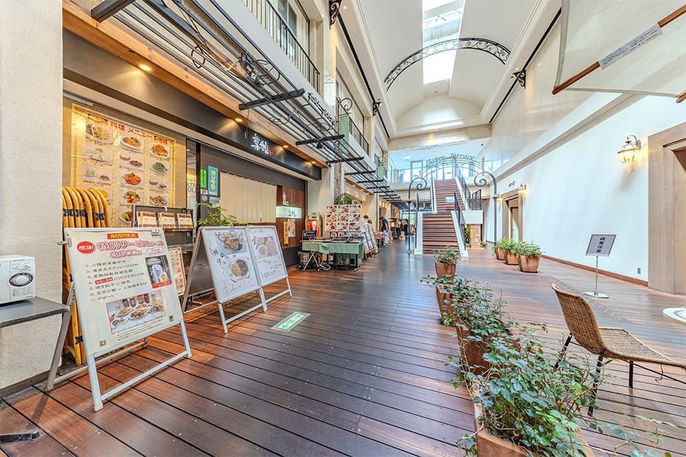 その他_レストラン。1階には、和食、イタリアン、中華、インドカレーなどを提供する多様なレストランがございます。