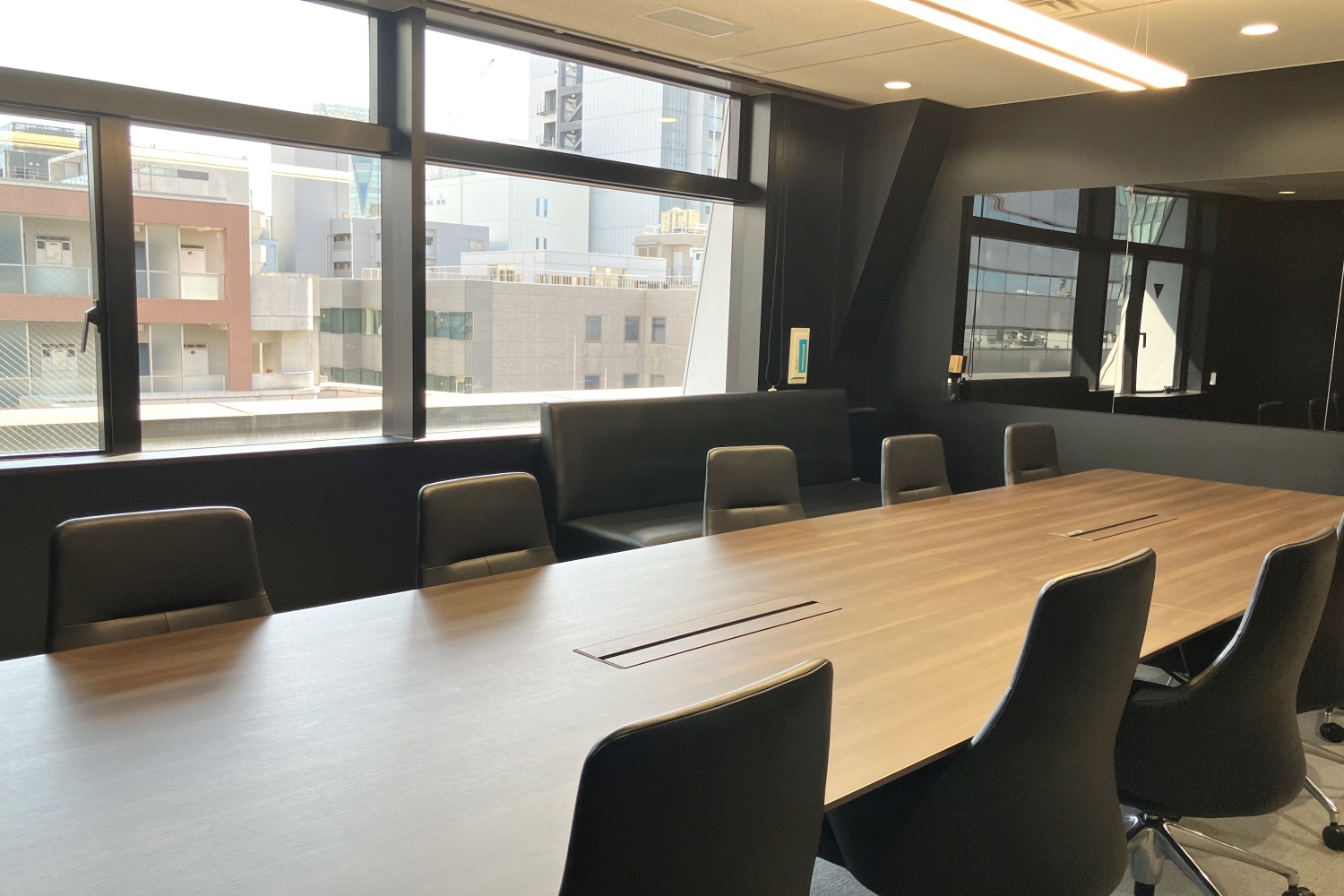 共有部_会議室F　最大10名様用　人数に合わせてお選びいただけます。テレビモニター完備。