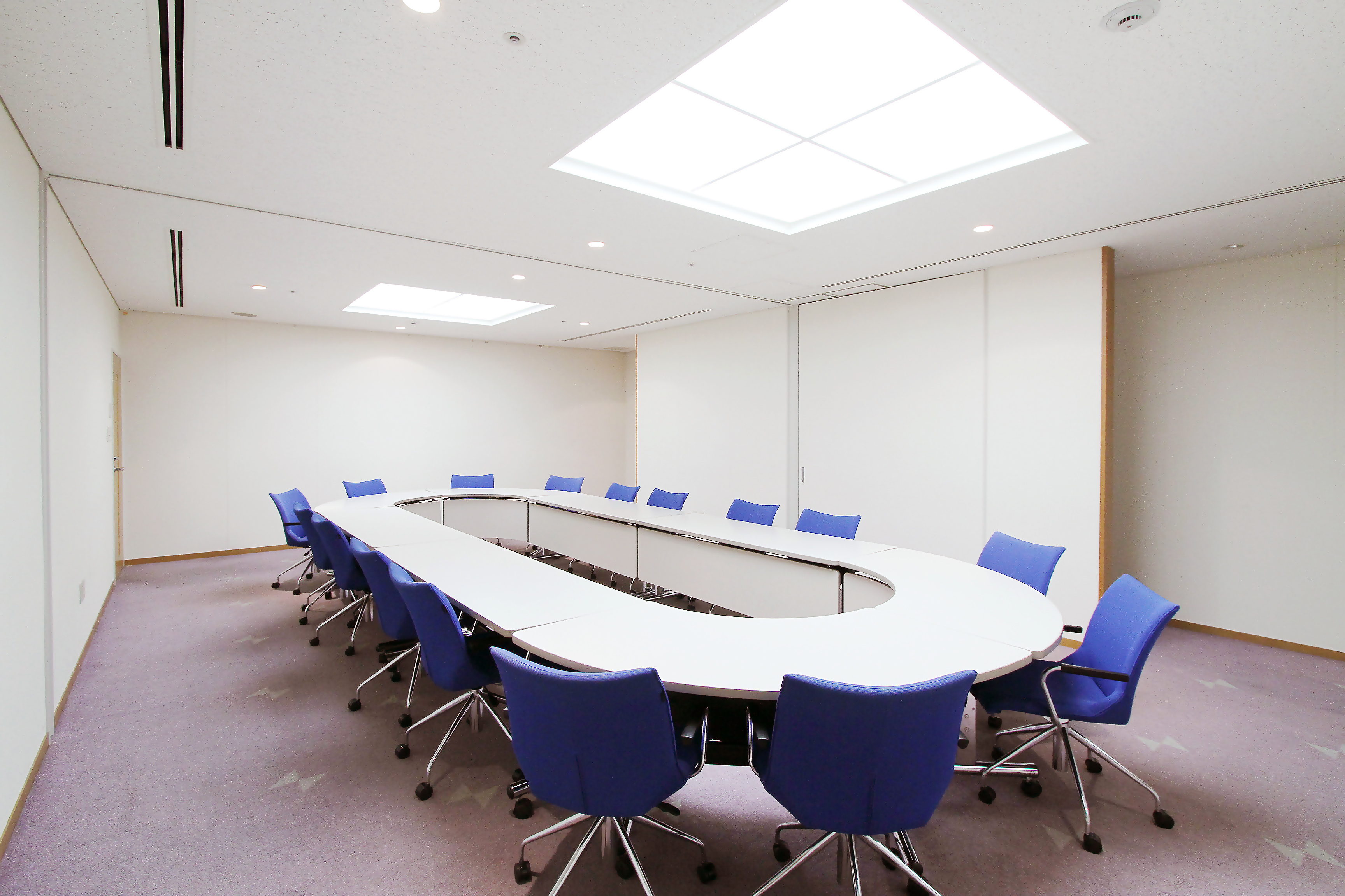 会議室_15人ほどの中規模会議室です。