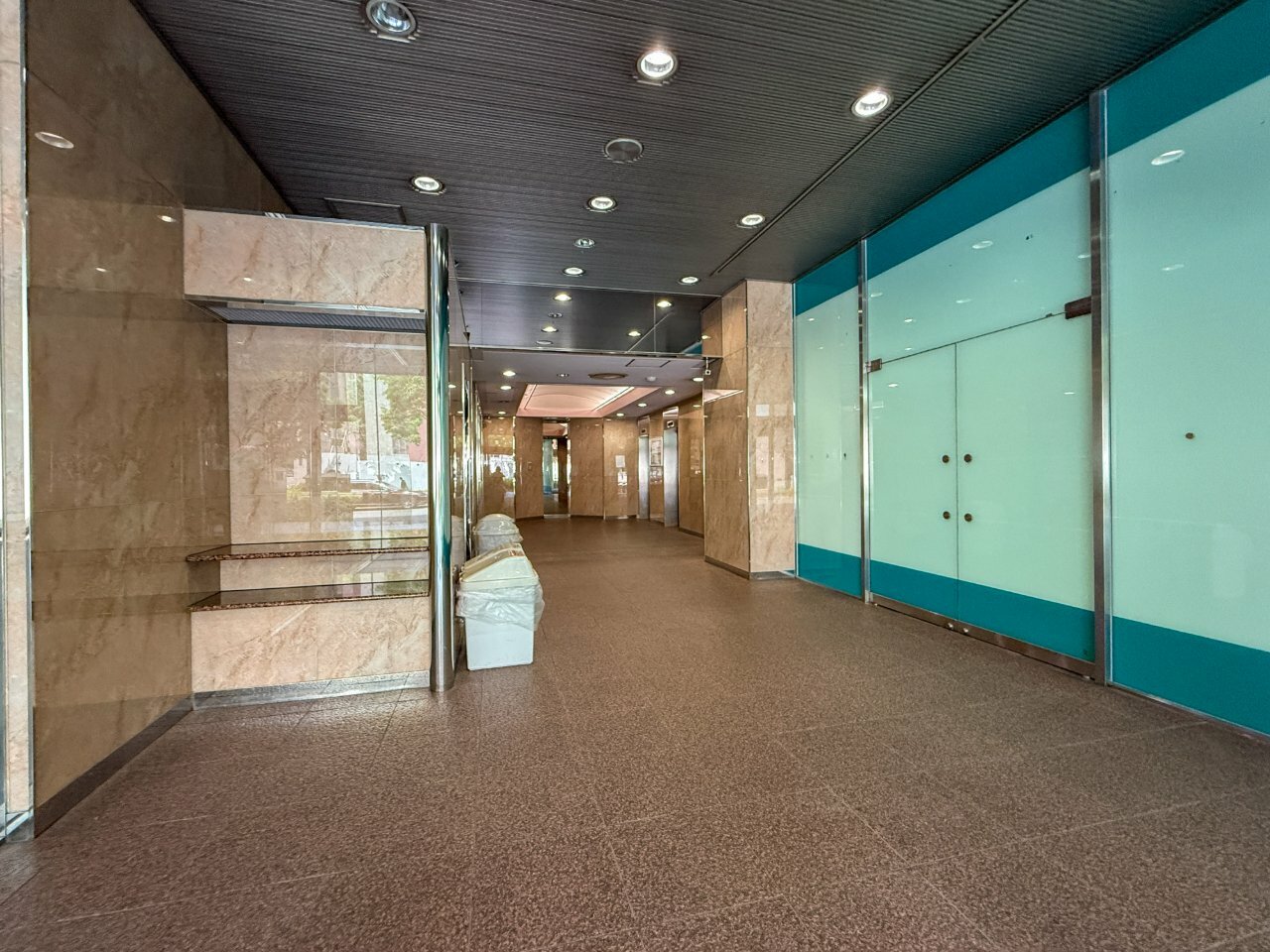 外観_エントランス。あおば通駅から徒歩8分に位置しています。