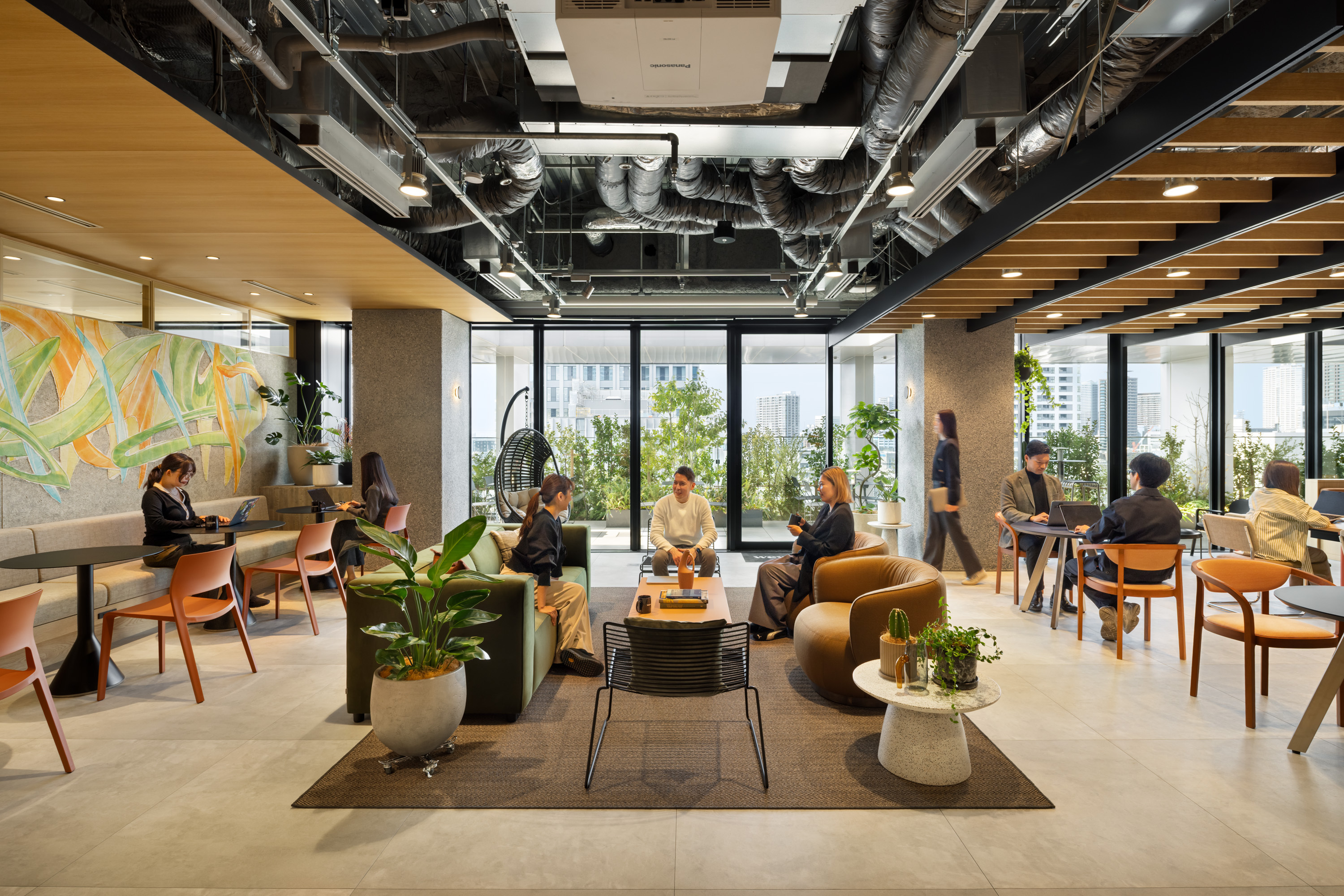 共有部_ラウンジ。広くて開放的なラウンジです。© WeWork