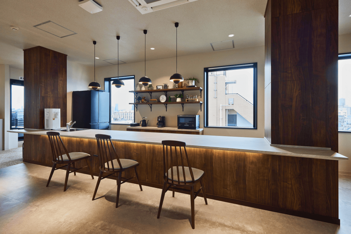 共有部_ラウンジ。カフェツールが充実しており、自由に利用できます。