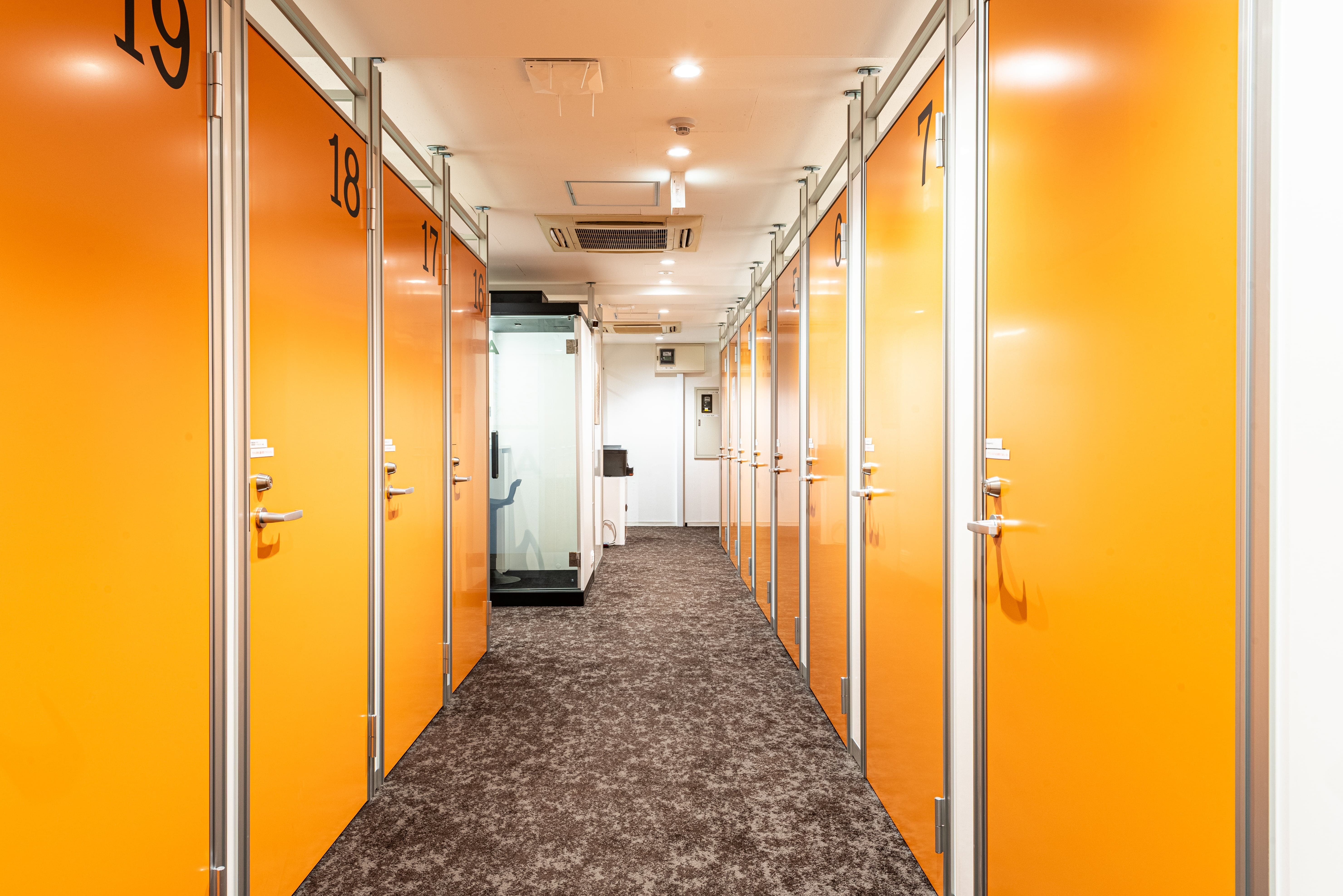 共用部_オレンジ色で明るい雰囲気のオフィスです。