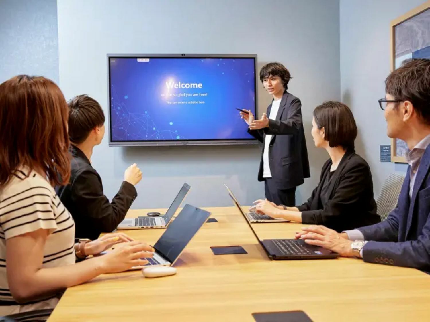 共有部_会議室。来客対応や打ち合わせ、大切な商談におすすめです。※画像はイメージです。©bizcomfort